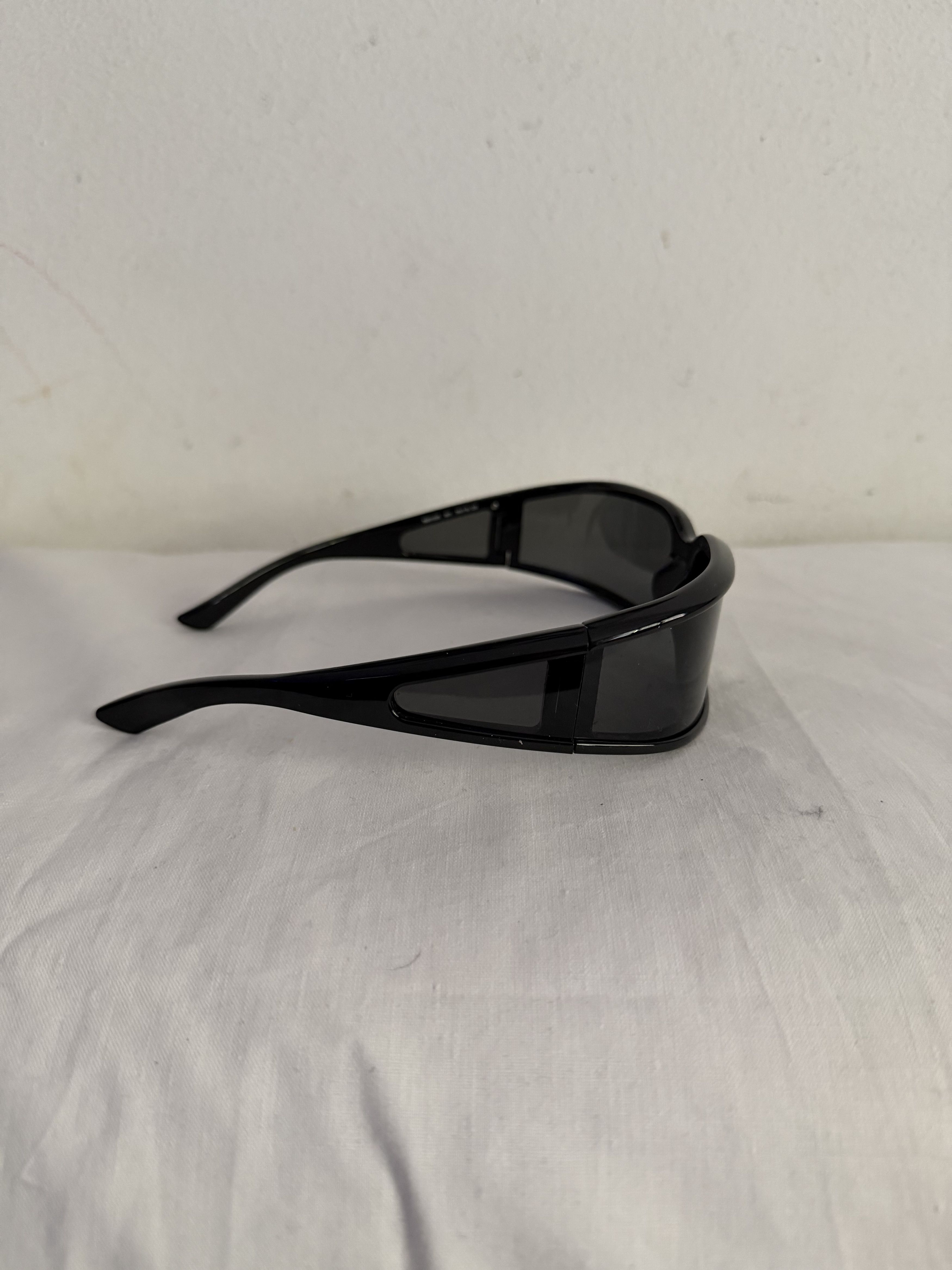 Balenciaga BB0123S Wrap Sunglasses (Color 001) Size ONE SIZE - 10 Thumbnail