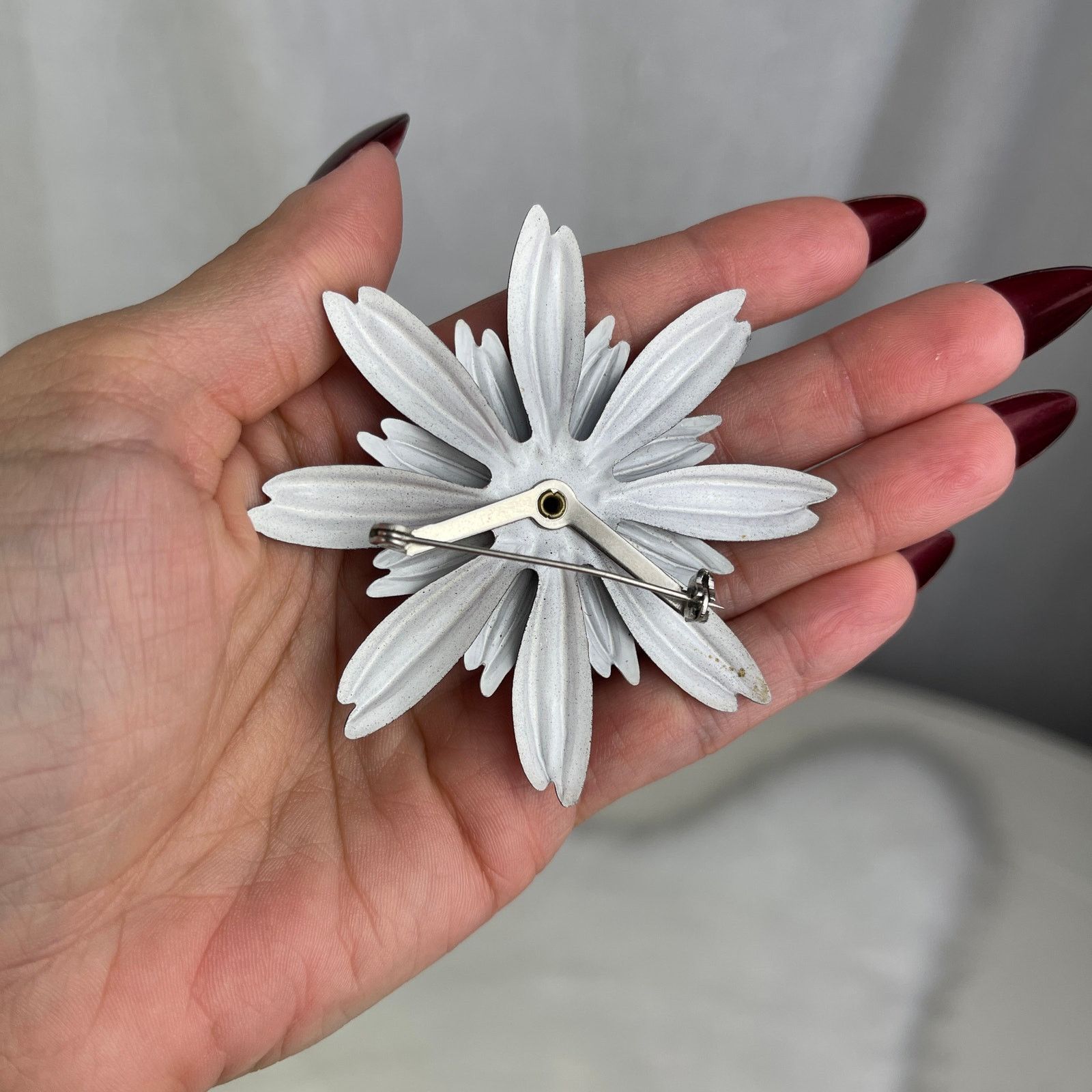Vintage VTG 1960’s Black White Daisy Flower Brooch Pin Metal Enamel Size ONE SIZE - 23 Thumbnail