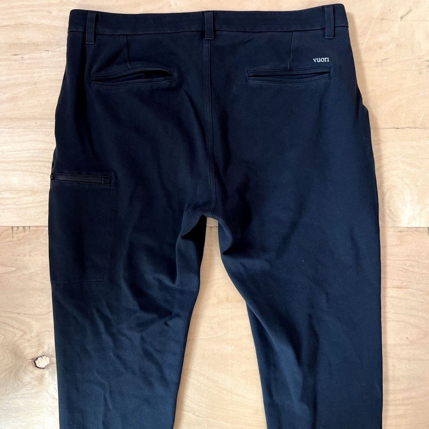 Vuori Vuori Everything Chino Pants 36 Black Lightweight Athleisure Workwear Slim Straight Men Casual Khakis 30.5in Inseam Size US 36 / EU 52 - 6 Thumbnail