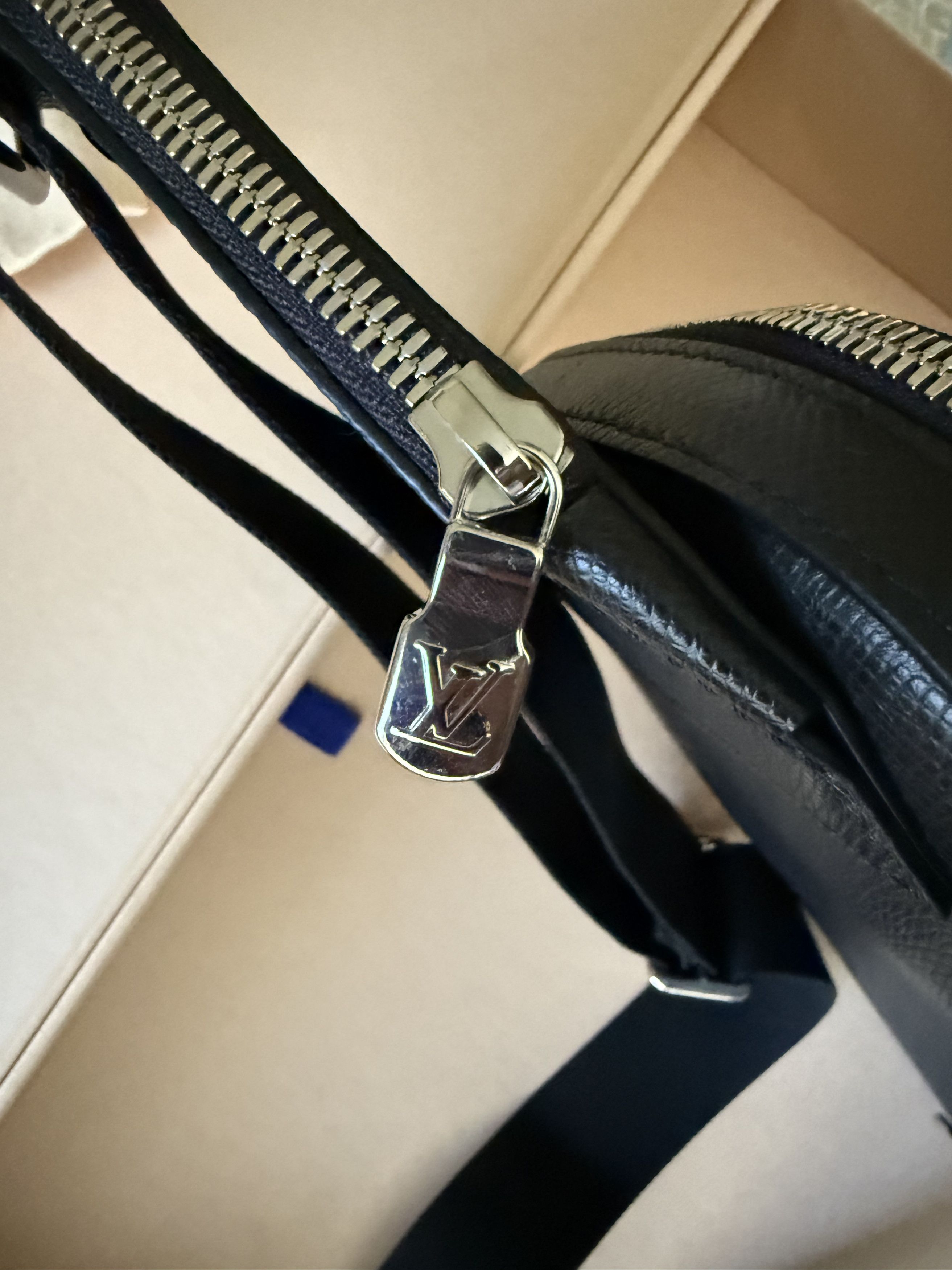 Louis Vuitton Avenue Slingbag Taiga Leather Size ONE SIZE - 8 Thumbnail