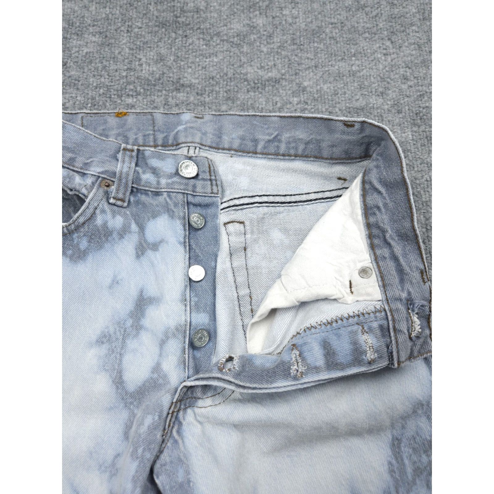 Levi's VINTAGE Levi's 501-0658 Jeans Adult 25 x 29 Gray Acid Bleached Made USA 80's Jeans Mens Size US 26 / EU 42 - 5 Thumbnail