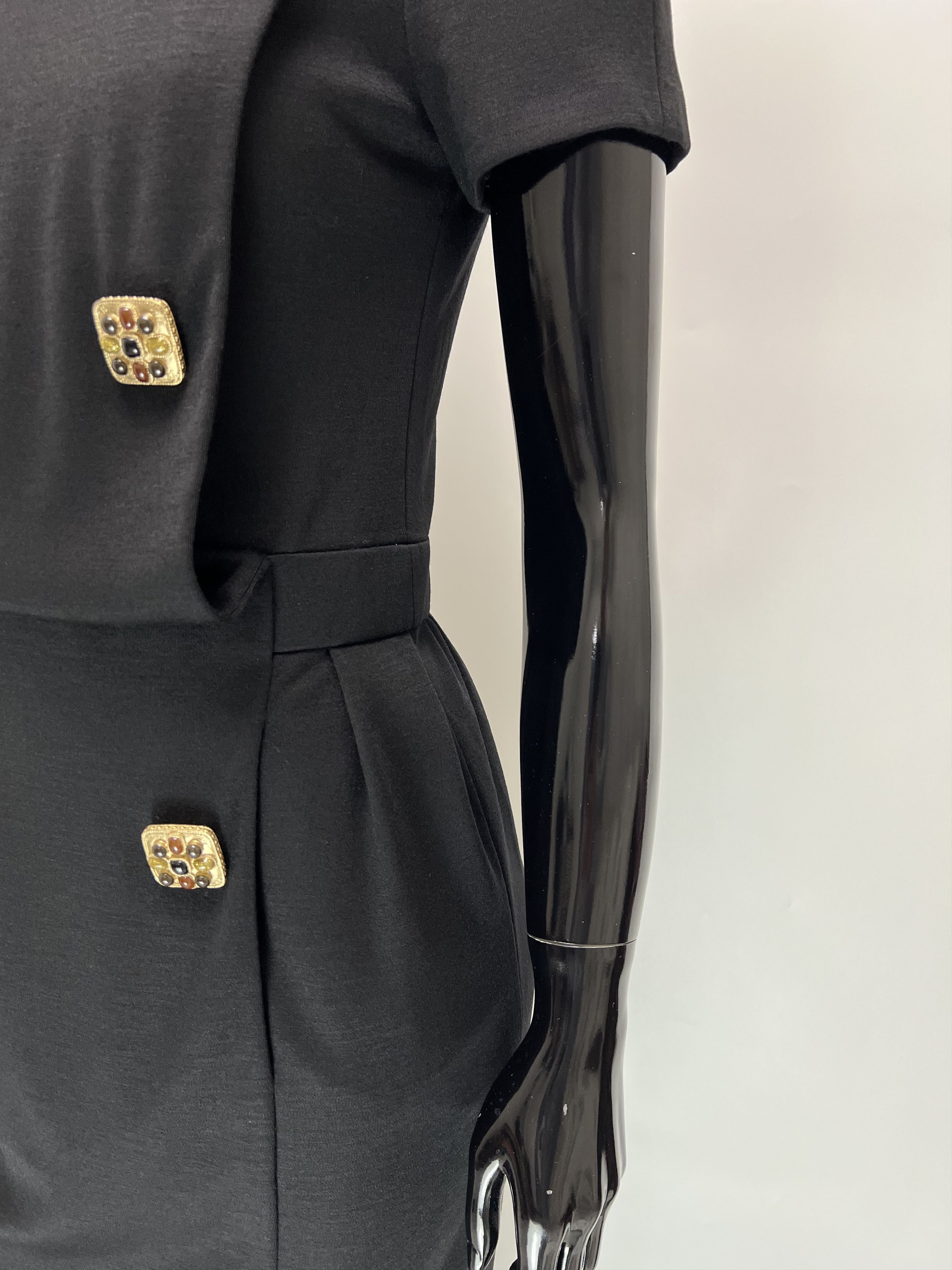 Chanel Chanel 100% Wool Short Sleeve Dress Rhinestones Decoration Size XS / US 0-2 / IT 36-38 - 7 Thumbnail