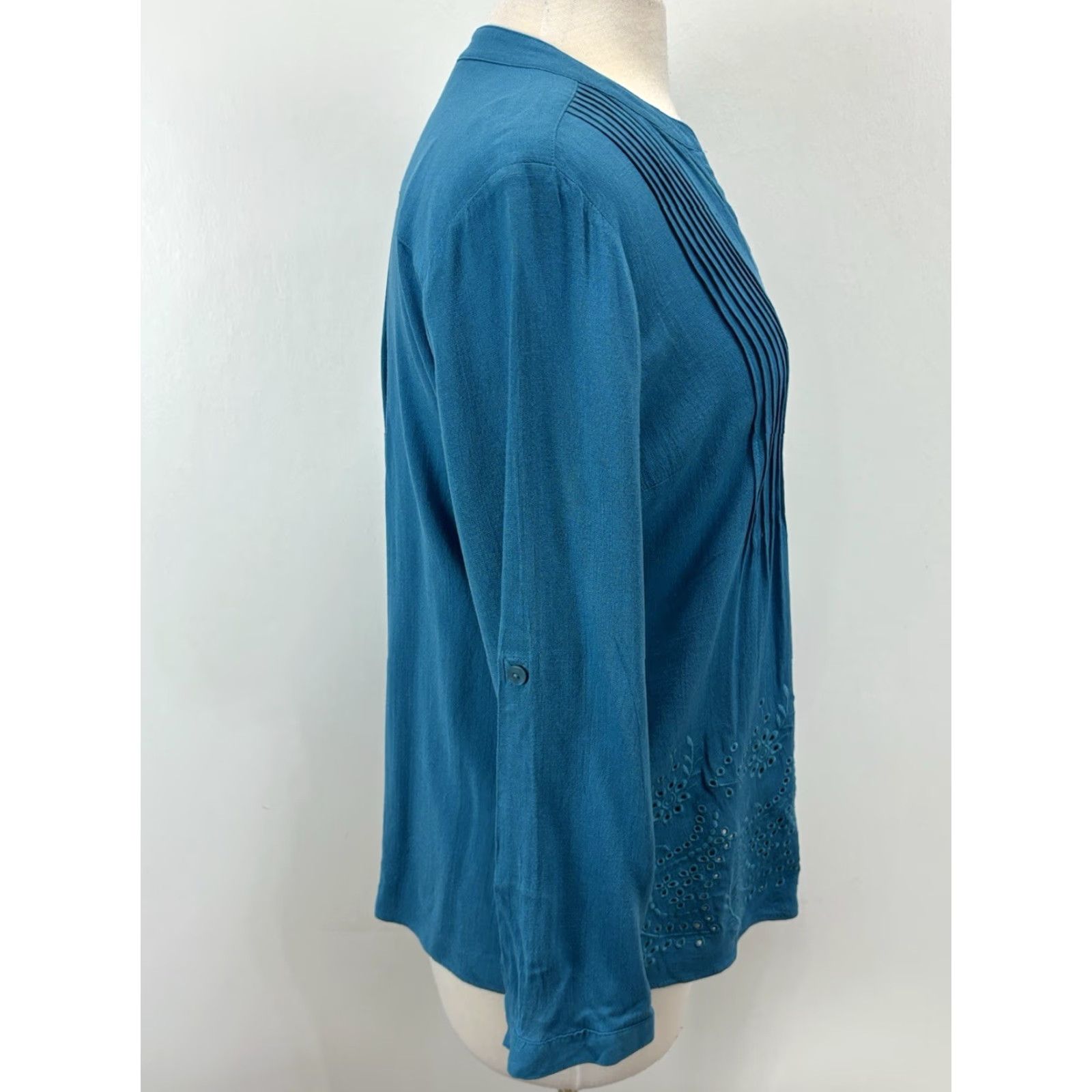 Soft Surroundings VINTAGE Soft Surroundings Tunic Blouse Shirt Womens Petite PM Teal Eyelet Embroidered Long Sleeve Button Roll Tab Rayon Blend United States? Size M / US 6-8 / IT 42-44 - 4 Thumbnail