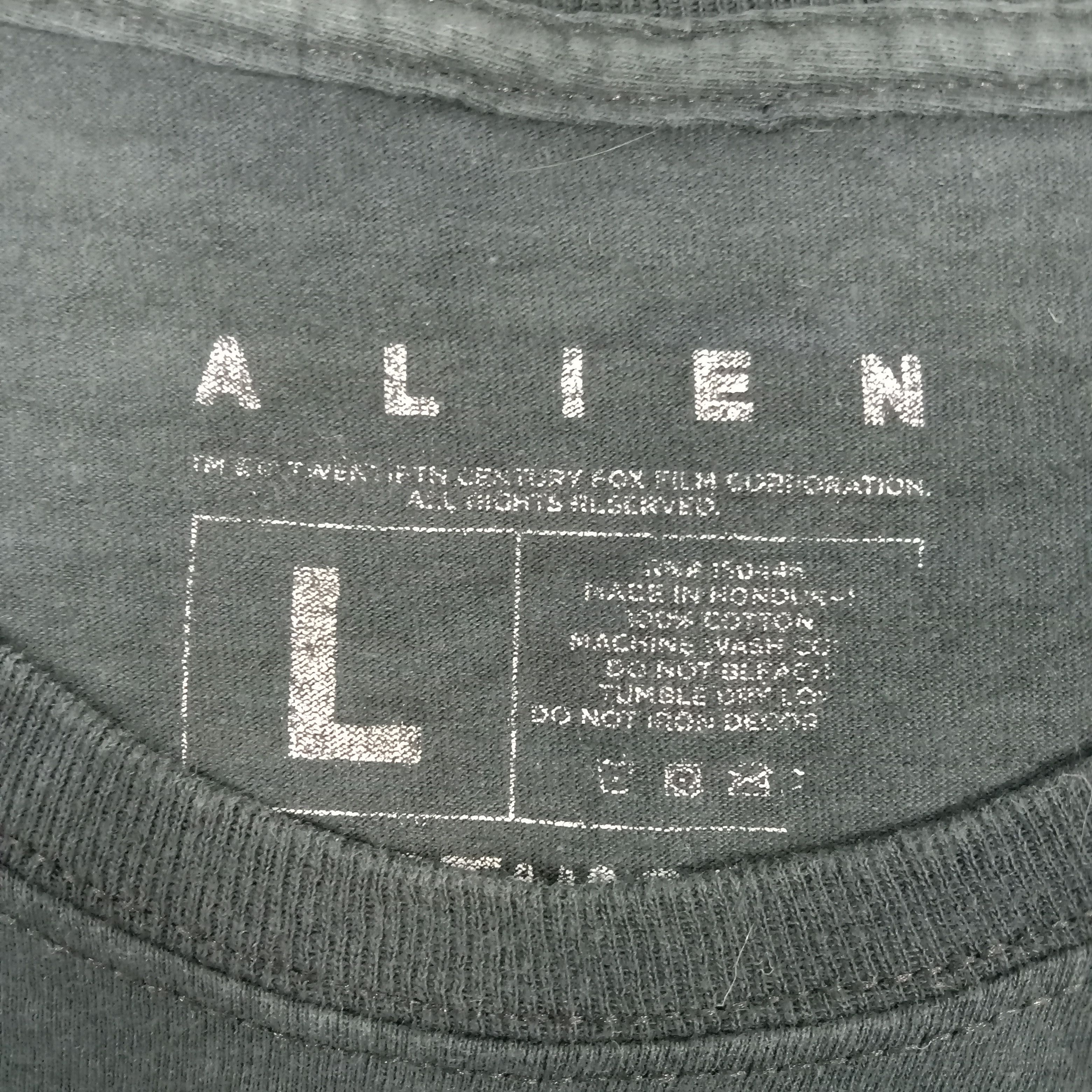 Vintage Alien Science Fiction Movies Horror Tshirt Size US L / EU 52-54 / 3 - 4 Thumbnail