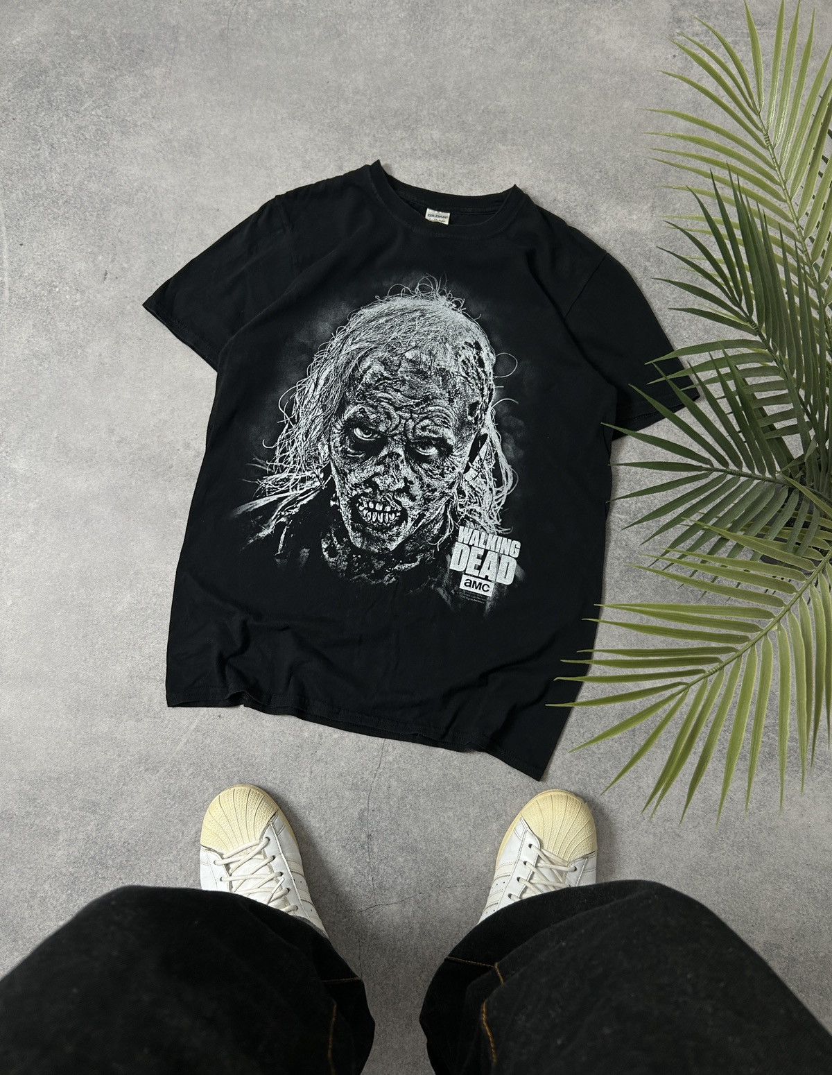 Gildan Vintage The Walking Dead Big logo shirt 2015©️ Size US M / EU 48-50 / 2 - 1 Thumbnail