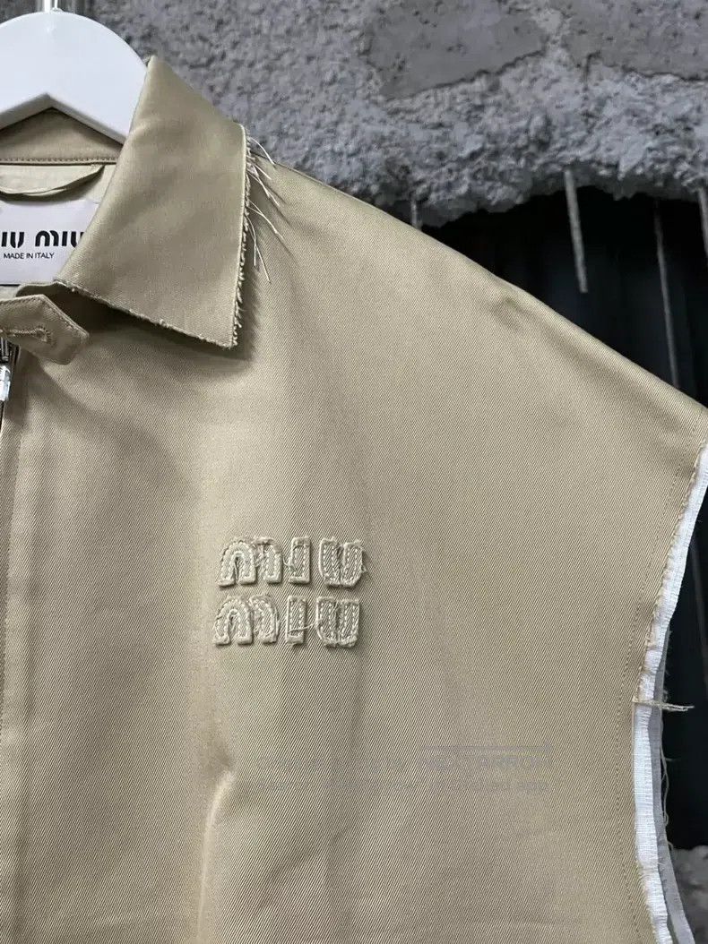 Miu Miu Miu Miu 36 Khaki damaged vest coat Size US S / EU 44-46 / 1 - 5 Thumbnail