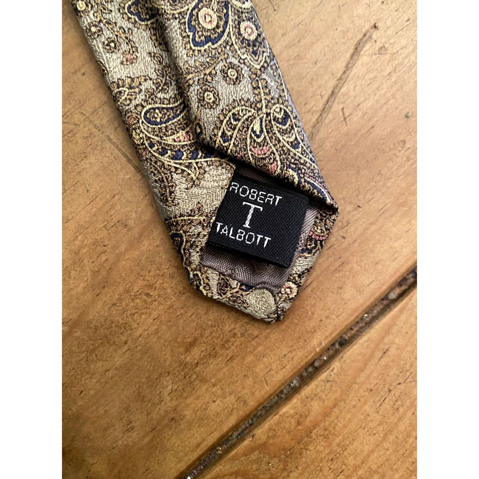 Robert Talbott VINTAGE Robert Talbott Best of Class Tie Tan Gold Paisley Hand Sewn Silk USA 56 X 3.75 Mens Tie Size ONE SIZE - 4 Thumbnail