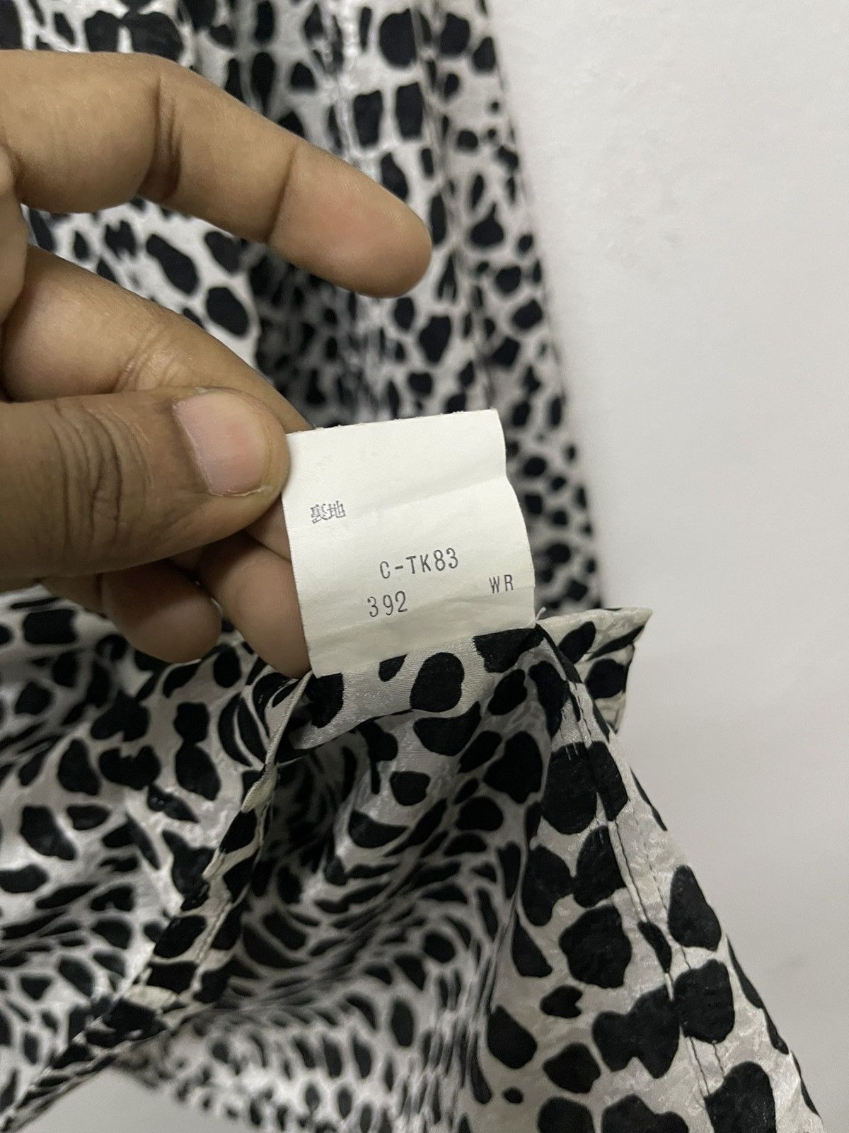Yves Saint Laurent 1990s YVES SAINT LAURENT CHEMISIERS WHITE LEOPARD BUTTON UP Size M / US 6-8 / IT 42-44 - 13 Thumbnail
