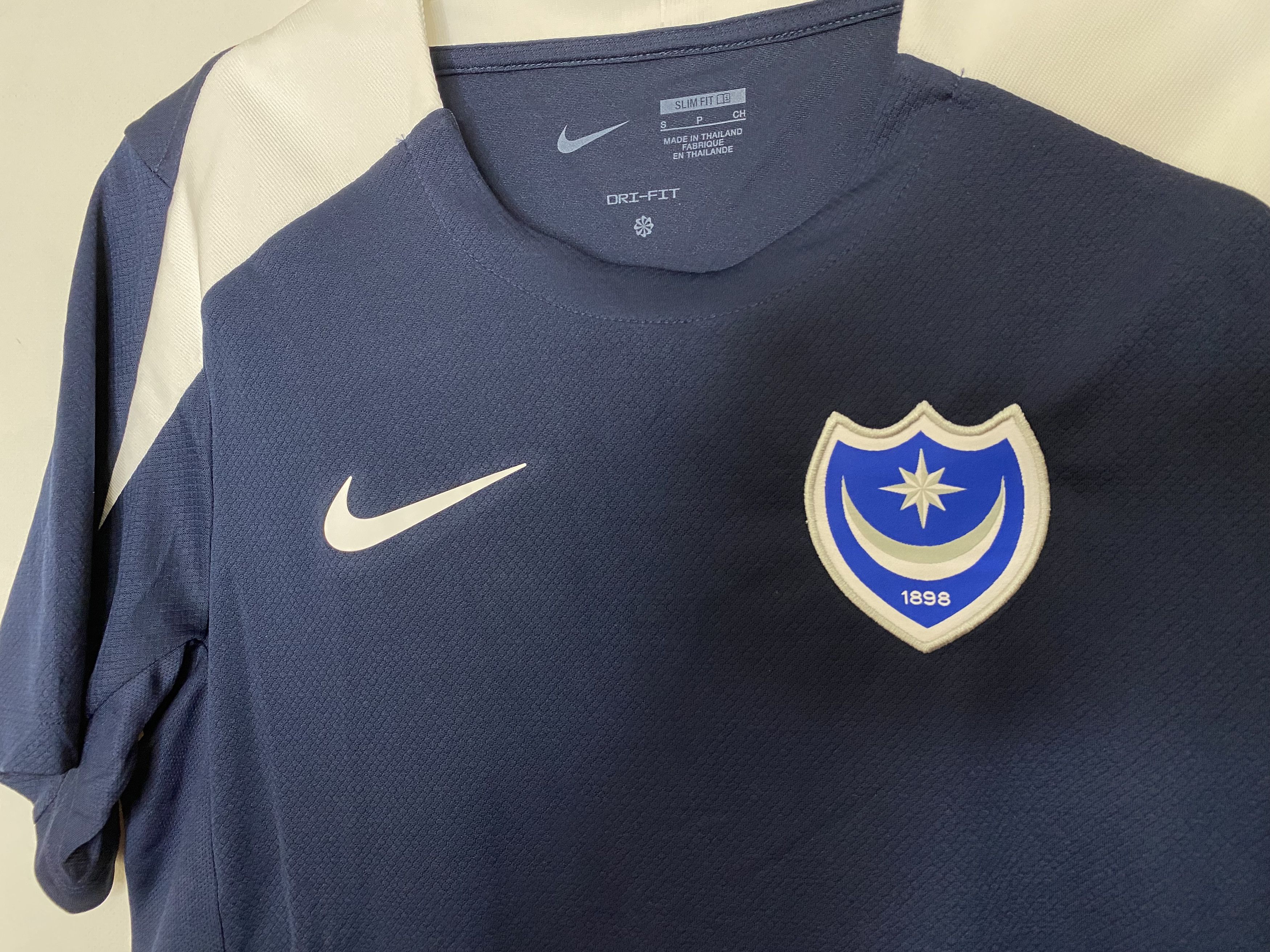Nike PORTSMOUTH 2024 2025 TRAINING FOOTBALL SHIRT SOCCER JERSEY Size US S / EU 44-46 / 1 - 3 Thumbnail