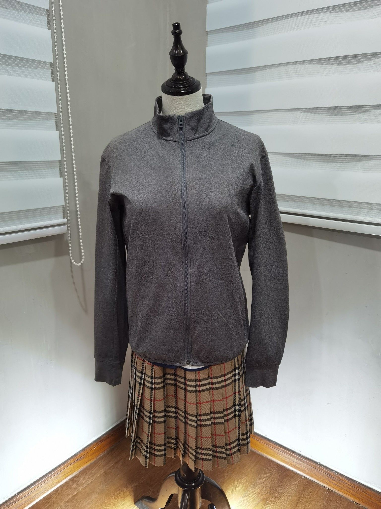 Uniqlo Uniqlo grey track top women XS 2614 Size XS / US 0-2 / IT 36-38 - 1 Thumbnail