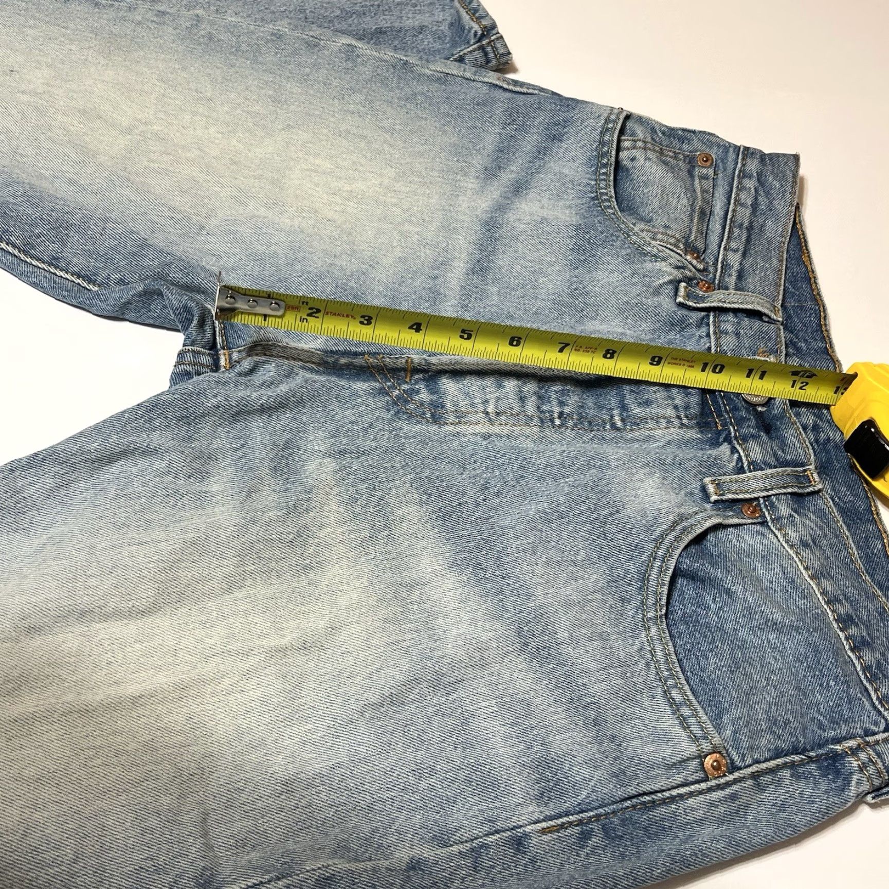 Levi's Levi's 501 Jeans Men 32 Regular Blue Light Wash Denim Button Fly 5-Pocket Distressed Comfort Regular Size US 32 / EU 48 - 4 Thumbnail