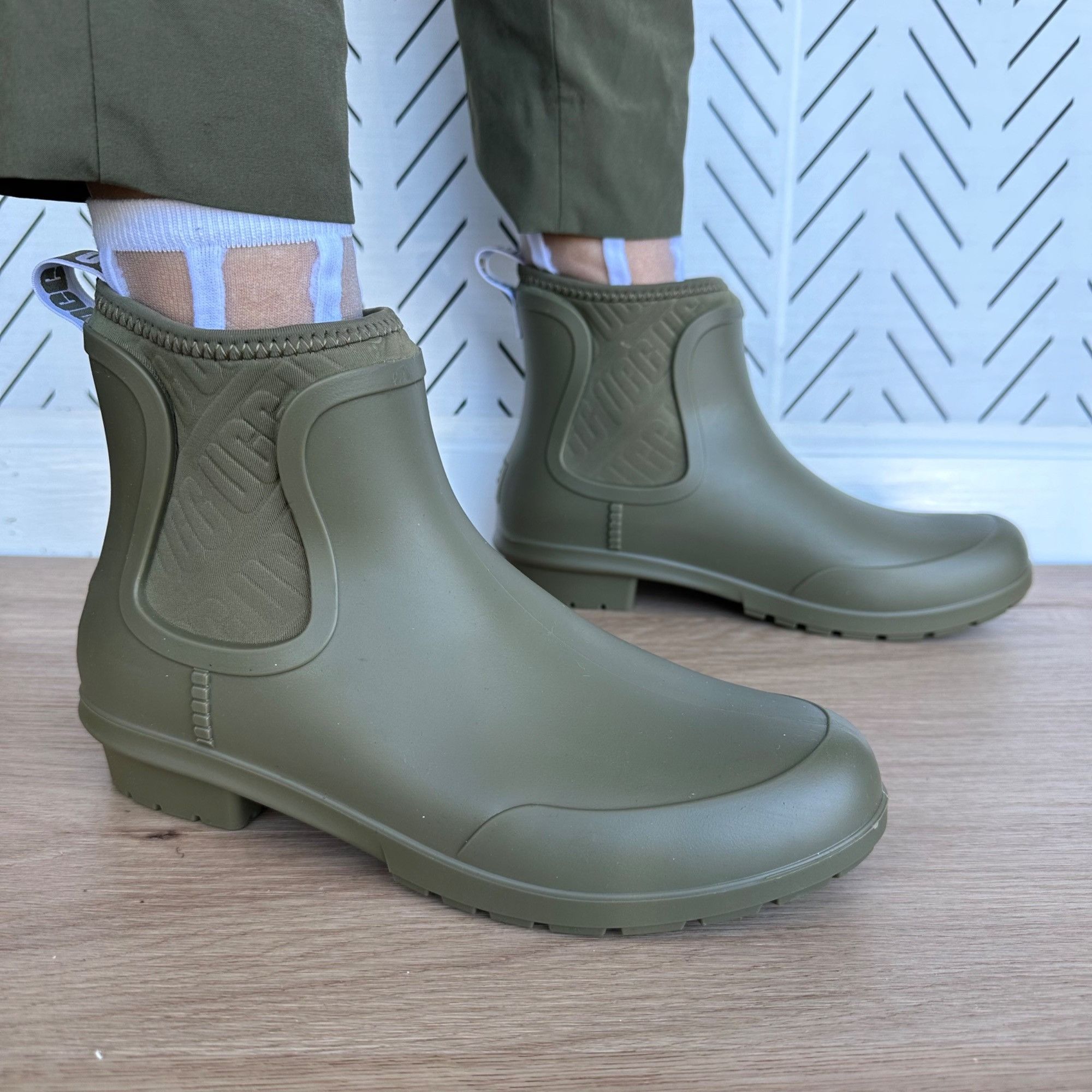 image of Sz 6 Womens Waterproof Rain Boots UGG's Chevonne Geniune S in Olive