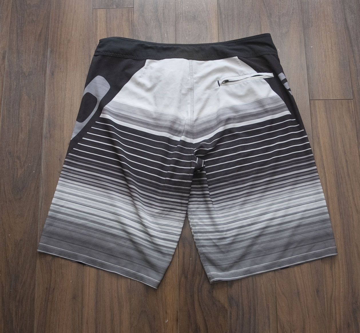 Oakley Oakley Board Shorts Size 36 Gray / Black Size US 36 / EU 52 - 2 Thumbnail