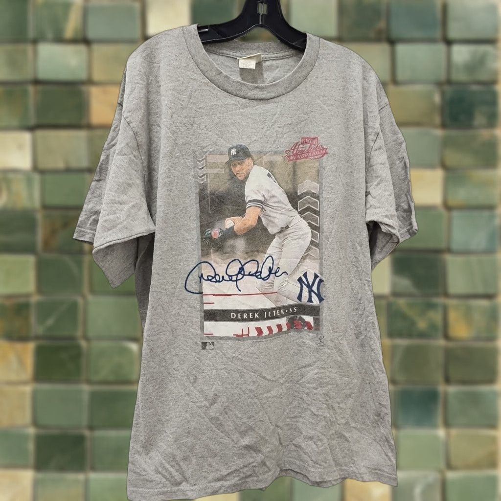 Lee VINTAGE Derek Jeter Lee Sport NY Yankees T-Shirt Sz L Mens Gray Distressed Wrinkled Chest 22 Length 29.5 Regular Size US L / EU 52-54 / 3 - 1 Thumbnail
