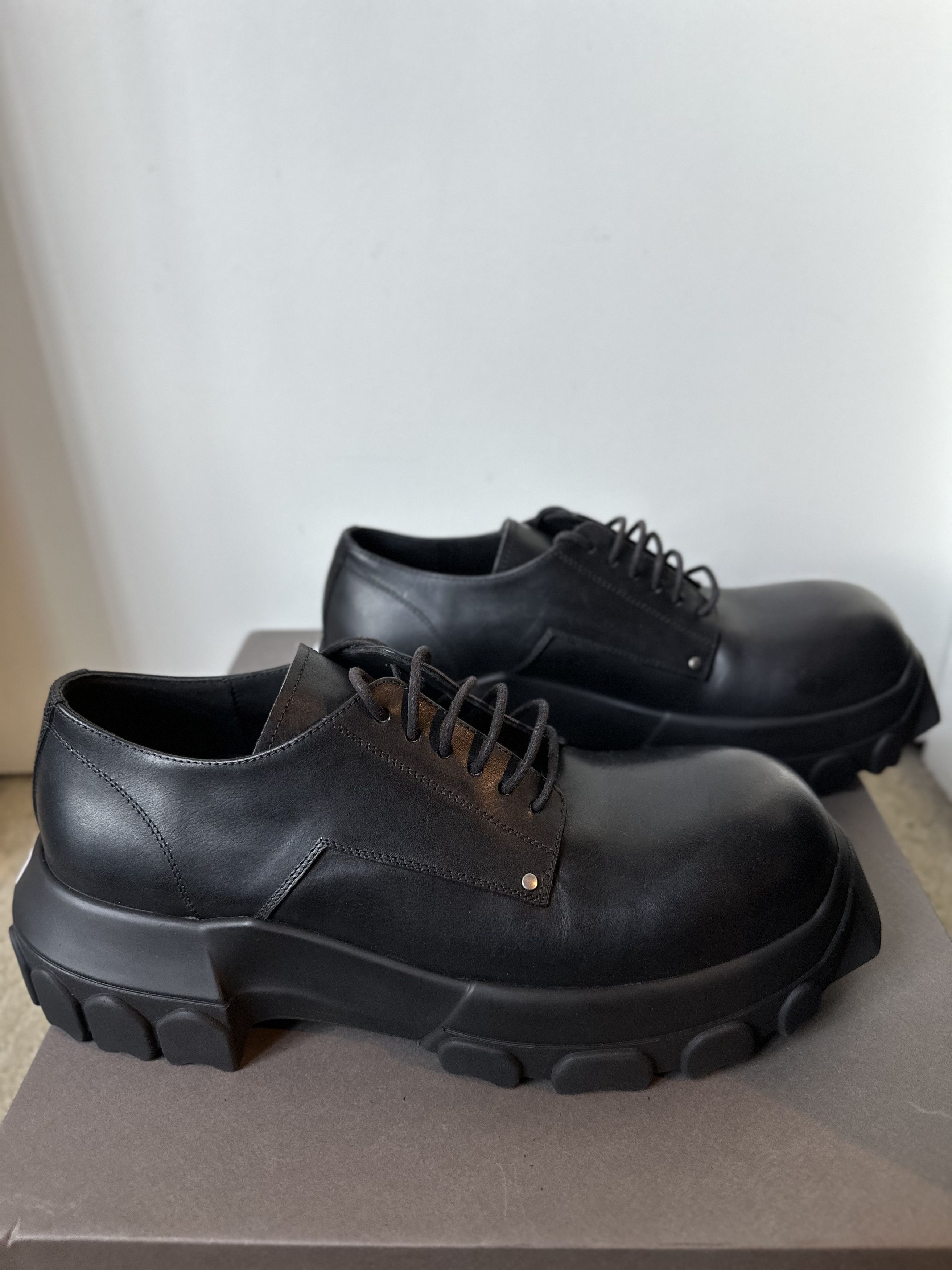 Laceup Bozo Tractor Derby in Black/Black – SVRN｜その他
