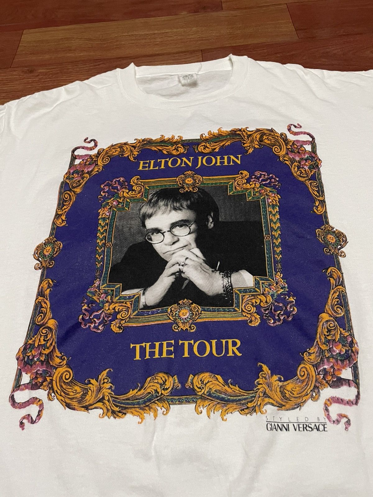 Vintage Vintage Elton John × Gianni Versace Tour T-Shirt 1992/93 Size US XL / EU 56 / 4 - 2 Thumbnail
