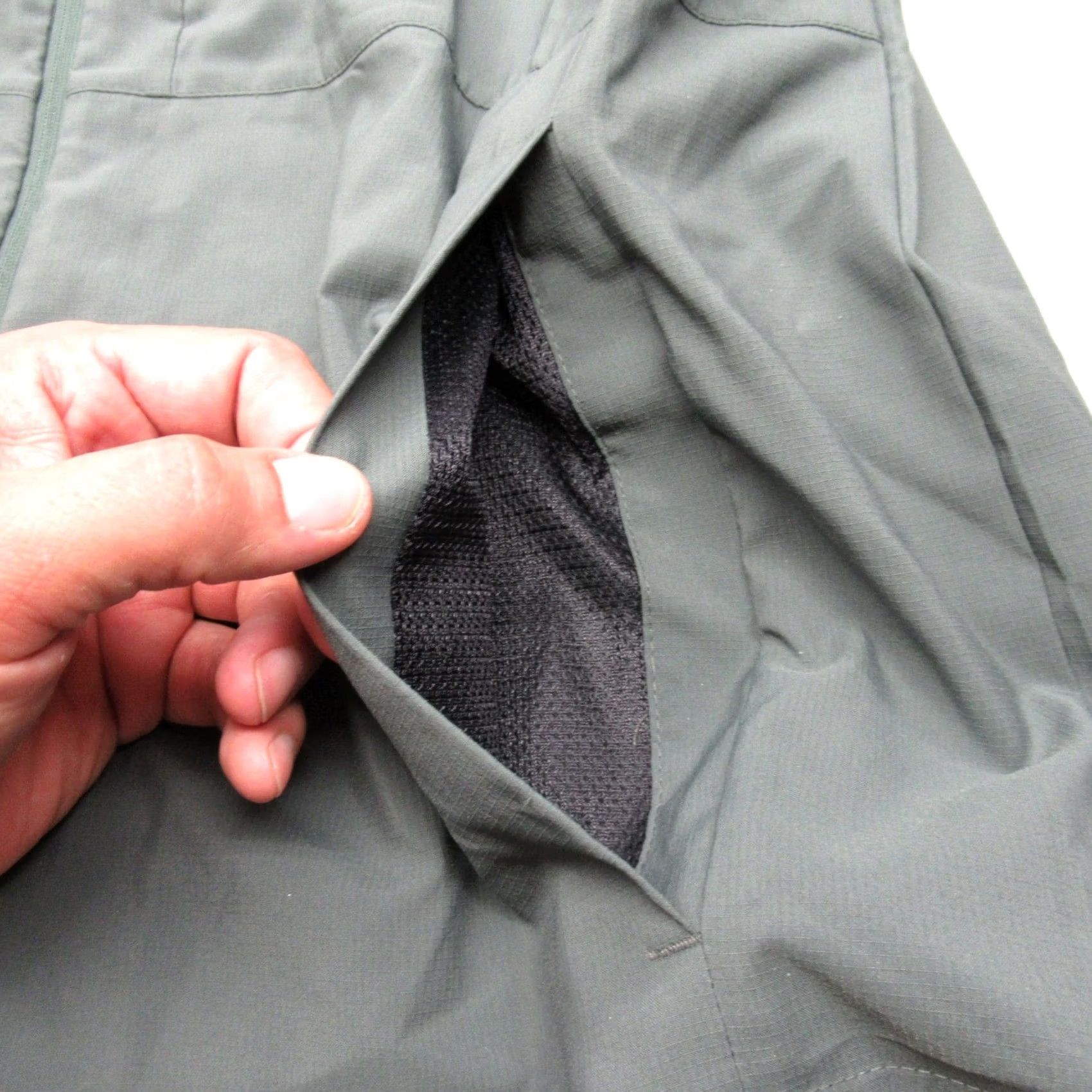 Mountain Hardwear Mountain Hardwear Jacket Mens MED Green Windbreaker Zip Full Zip Pockets Packable Lightweight Hiking Outdoor 90s Vintage? (Note: No, Vintage is No) Size US M / EU 48-50 / 2 - 7 Thumbnail