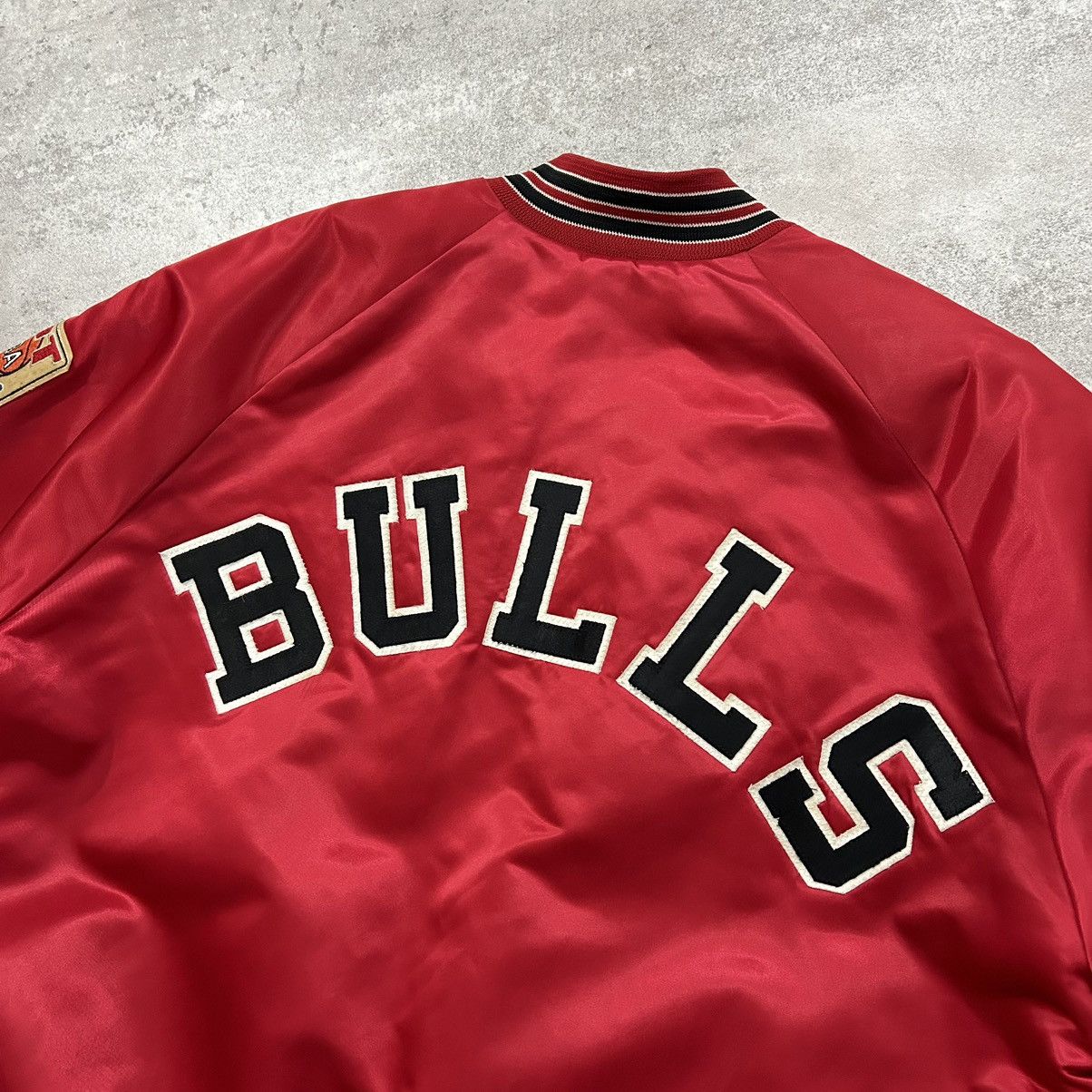 Chalk Line × NBA × Vintage VTG 90s NBA CHICAGO BULLS SATIN BOMBER JACKET SPELL OUT Size US XL / EU 56 / 4 - 4 Thumbnail