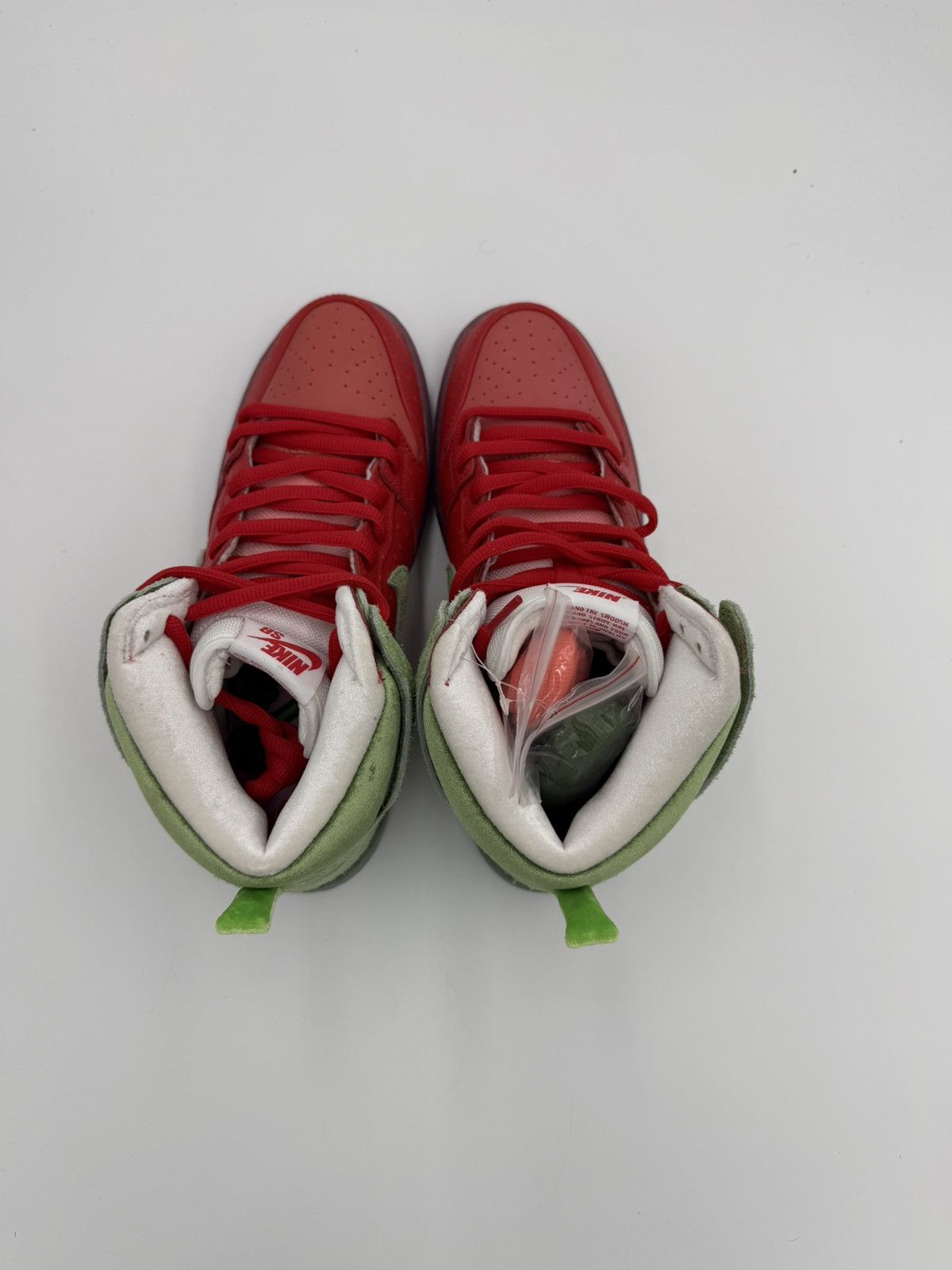 Nike SB Dunk High Strawberry Cough (Special Box) Size US 9.5 / EU 42-43 - 4 Thumbnail