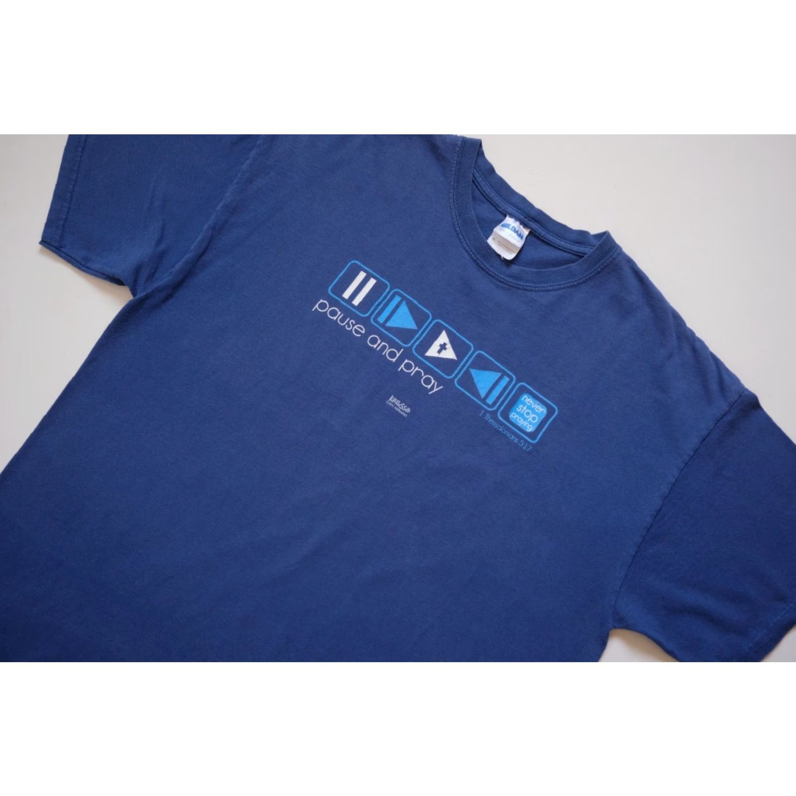 Gildan VINTAGE Gildan T-Shirt Graphic Bible VTG Y2K God Pause and Pray 1 Thessalonians 5:17 Graphic Blue XL Mens Short Sleeve Crew Neck Shirt Size US XL / EU 56 / 4 - 5 Thumbnail