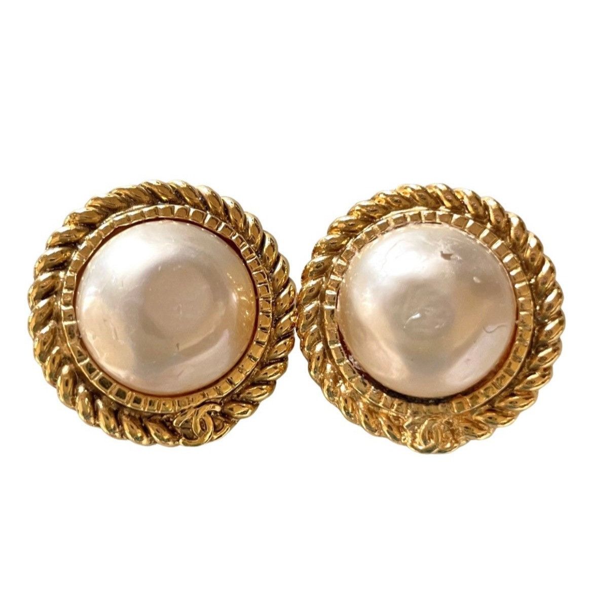 Chanel Vintage CHANEL golden earrings with pearl and CC motif. Size ONE SIZE - 1 Thumbnail