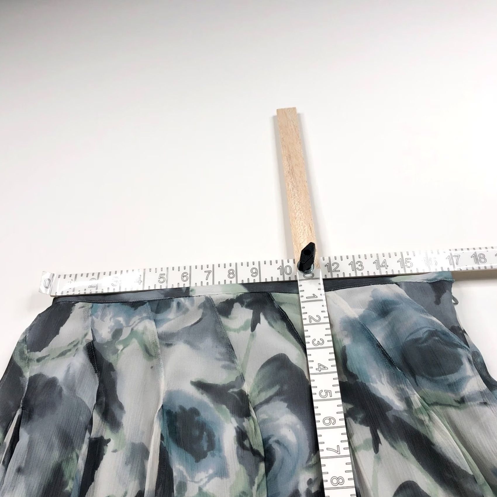 Coldwater Creek Coldwater Creek Skirt Ladies Small 14-16 33In 100% Silk Gray Floral Pull On Mini Short Boho Vintage? No Size 36" / US 14 / IT 50 - 4 Thumbnail