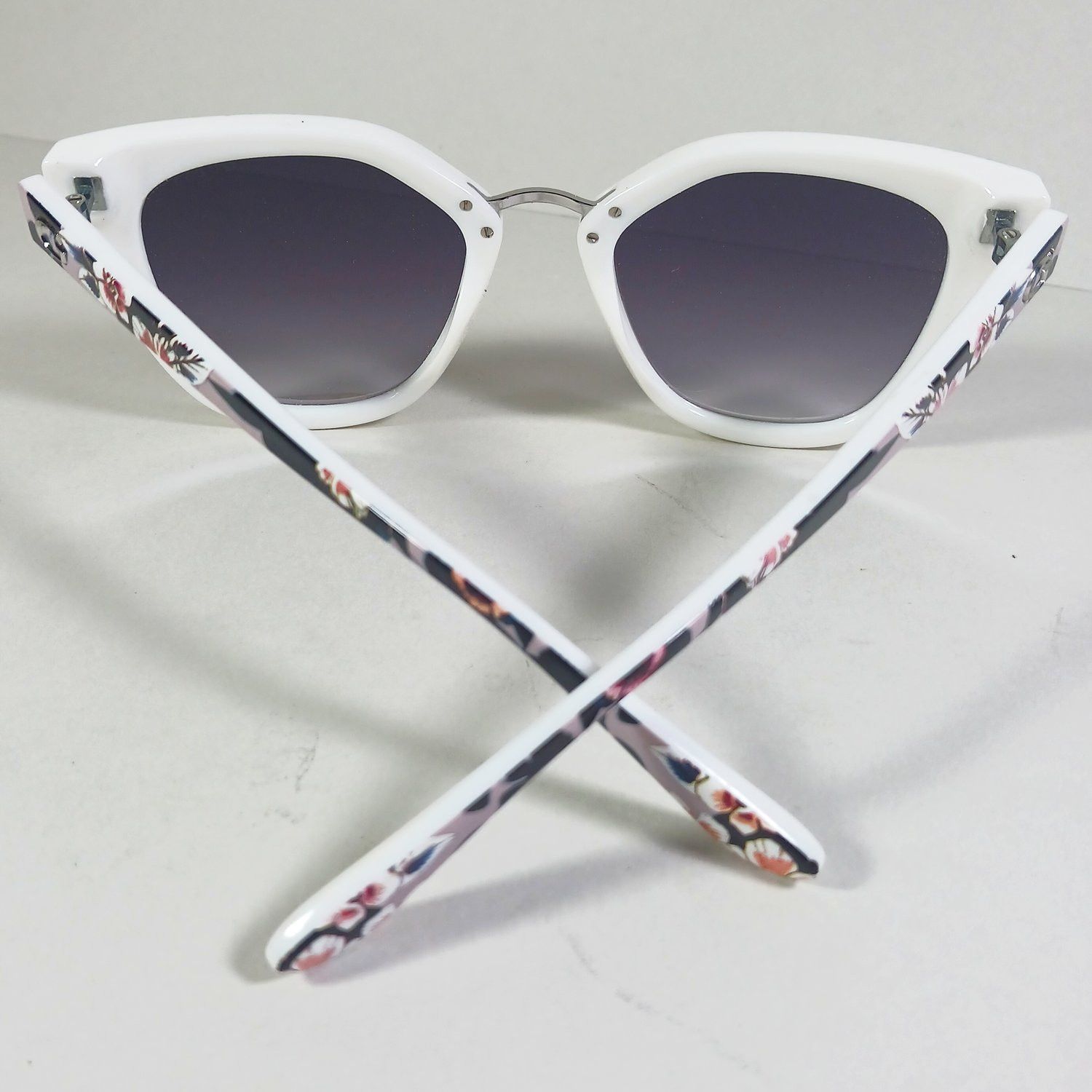 Guess Guess GU 7541 21W White Floral Motif Sunglasses w/Case Size ONE SIZE - 9 Thumbnail