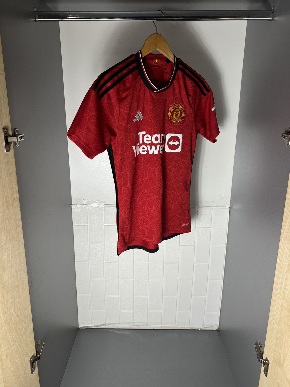 Adidas VINTAGE ADIDAS FC MANCHESTER UNITED ENGLAND SOCCER JERSEY Size US S / EU 44-46 / 1 - 11 Thumbnail