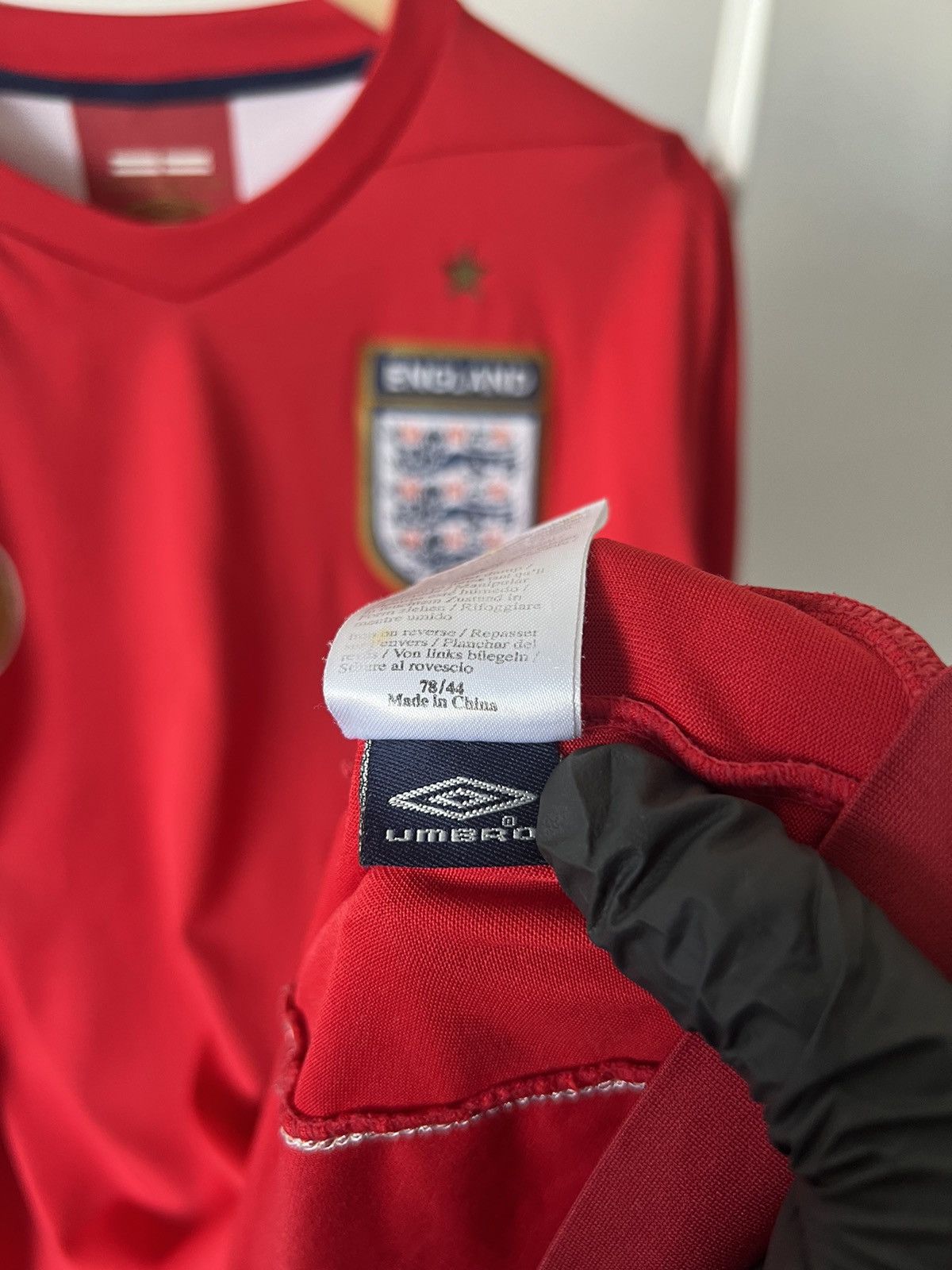 Vintage ENGLAND FOOTBALL 2006s UMBRO VINTAGE SPORT SOCCER JERSEY Size US L / EU 52-54 / 3 - 12 Thumbnail