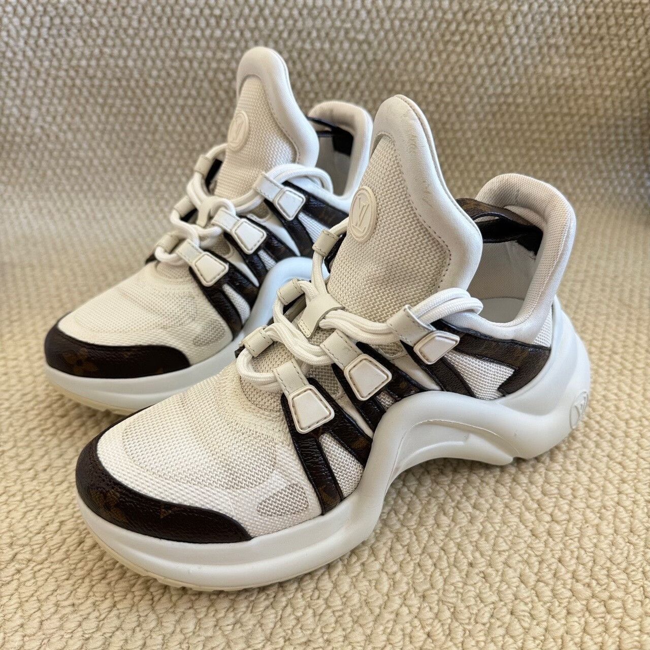 Louis Vuitton Louis Vuitton White Lowtop Sneakers us_6 Women Size US 6 / IT 36 - 1 Thumbnail