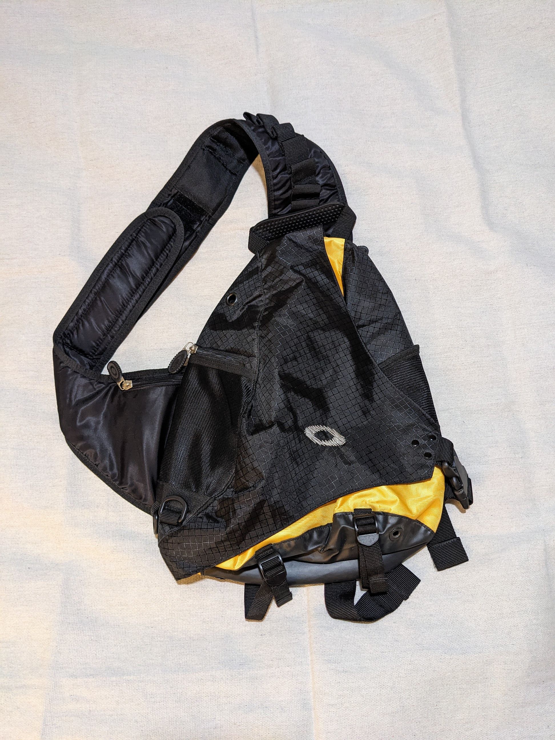正規品 00s OAKLEY software sling bag 00's Oakley Software Tactical Sling 'Sandbag' Bag in | Depop