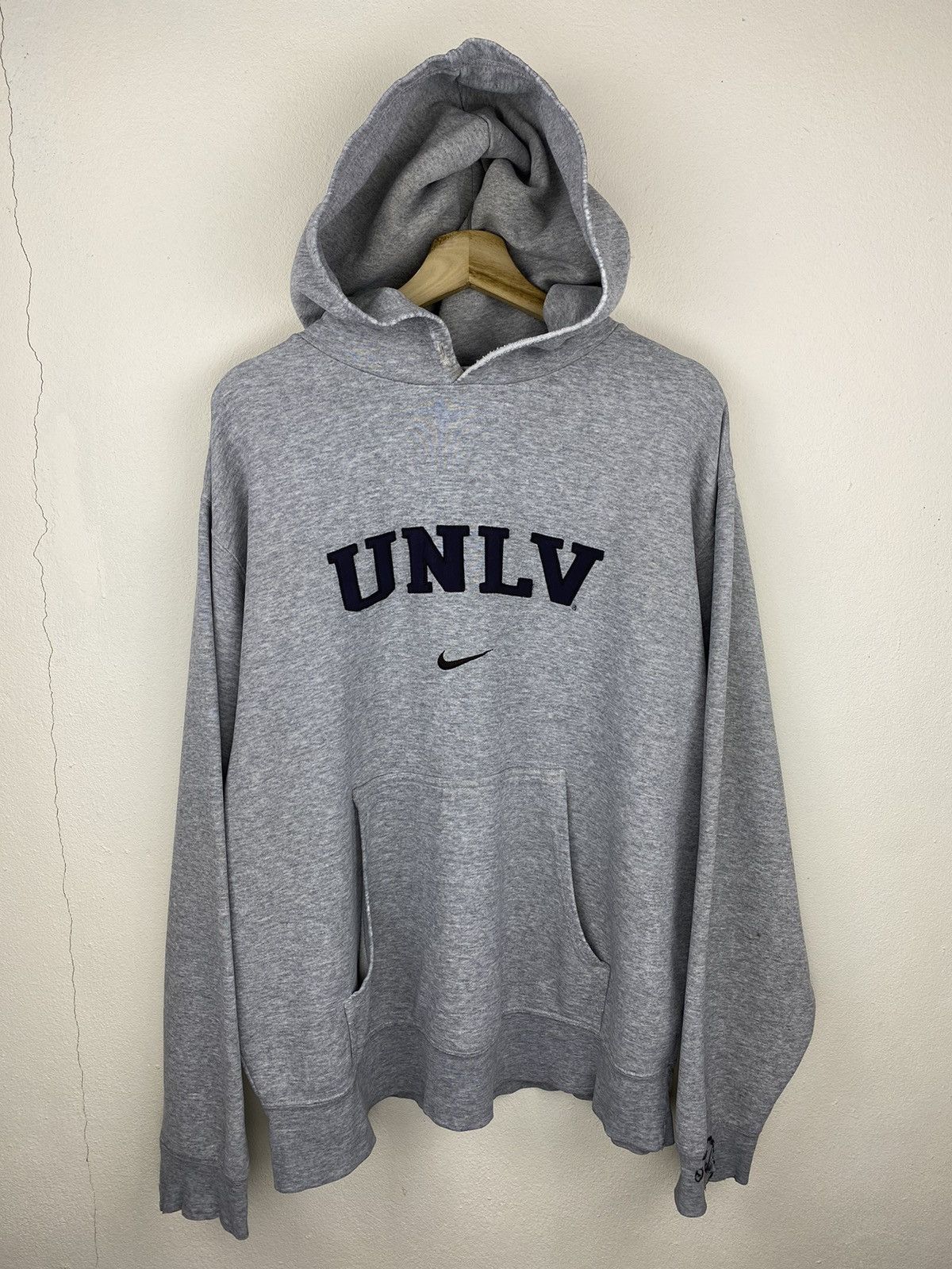 Nike Vintage 90s NIKE UNLV Center Swoosh Large Gray Hoodie Size US L / EU 52-54 / 3 - 1 Thumbnail