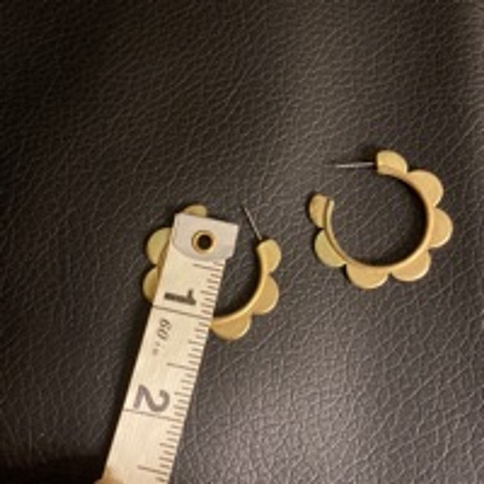 Vintage Gold Flower Hoop Earrings Retro Petal Design Lightweight Size ONE SIZE - 5 Thumbnail