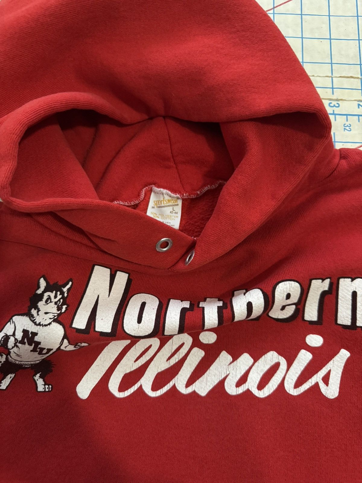 Vintage Vintage Northern Illinois University Hoodie Red Fits Medium Size US L / EU 52-54 / 3 - 6 Thumbnail