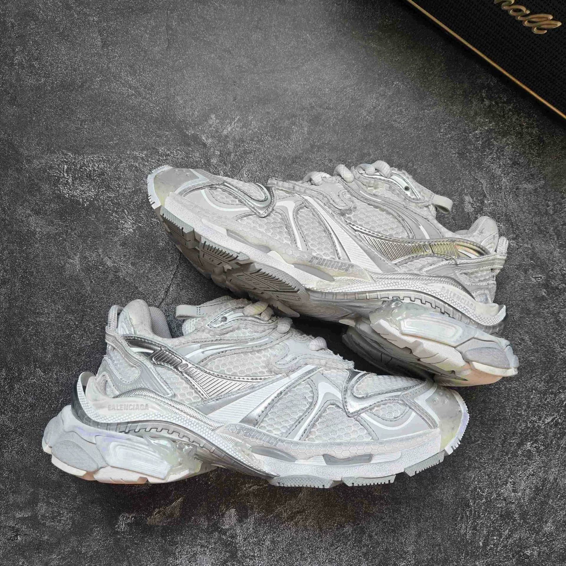 Balenciaga Balenciaga Running White Lowtop Sneakers 36 Women Size US 6 / IT 36 - 1 Thumbnail