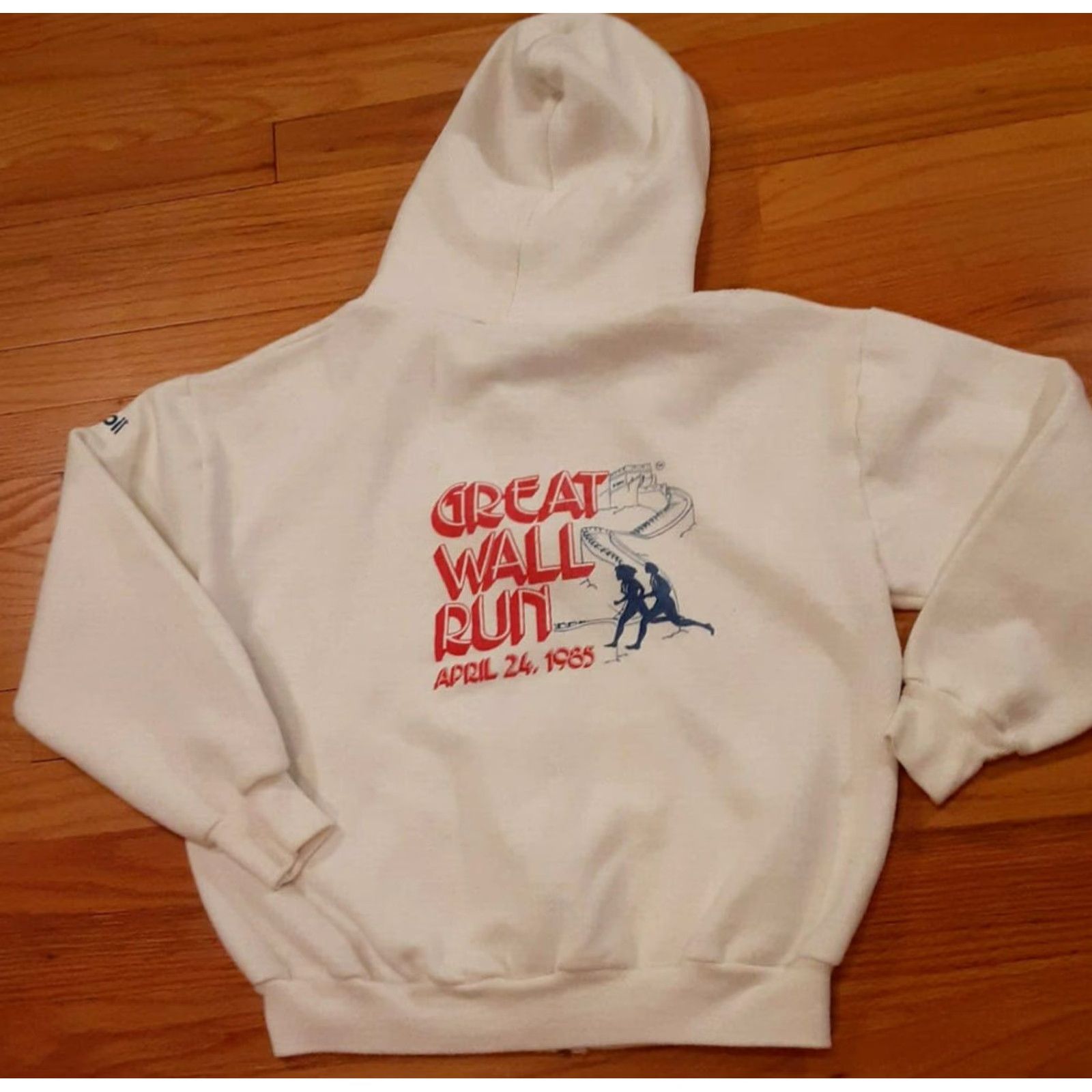 Vintage VINTAGE Great Wall Run White Hooded Sweatshirt April 24 1985 Med Sportswear USA Sweatshirt Women M White USA 1985 Hoodie Pullover Size M / US 6-8 / IT 42-44 - 2 Thumbnail