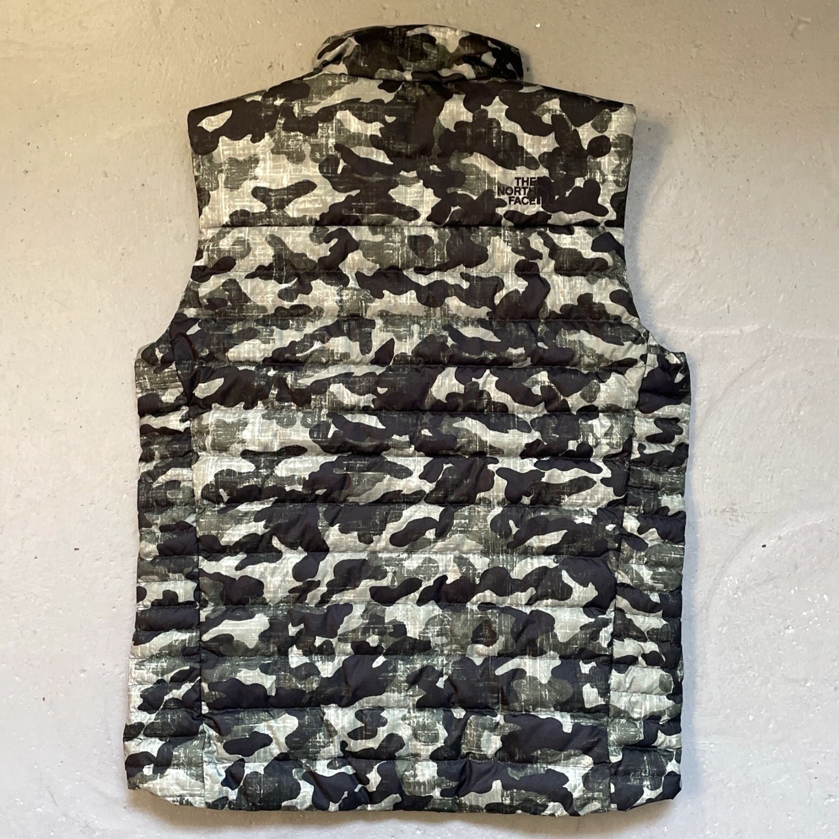 The North Face VINTAGE The North Face 550 Down Puffer Camouflage Full Zip Vest Men’s Small Size US S / EU 44-46 / 1 - 7 Thumbnail