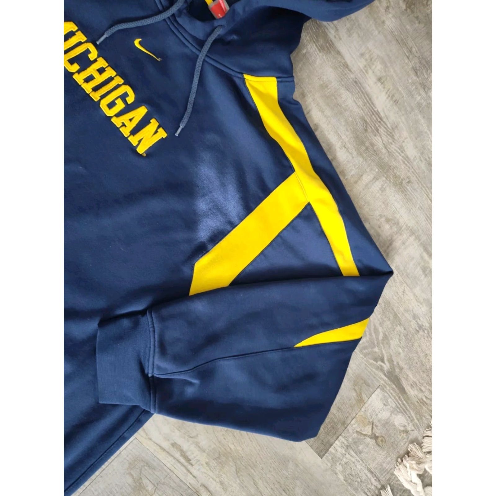 Nike Vintage Nike Michigan Wolverines Center Swoosh Hoodie XL Fit Therma Size US XL / EU 56 / 4 - 6 Thumbnail