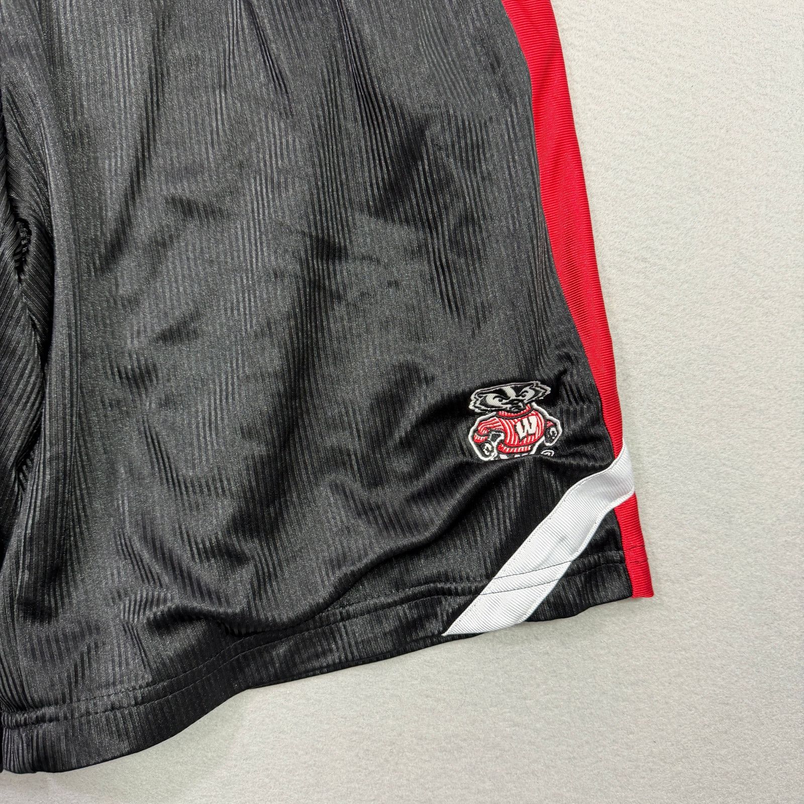 Vintage Vintage Wisconsin Badgers Shorts Men's Extra Large Black Red Size US 34 / EU 50 - 3 Thumbnail