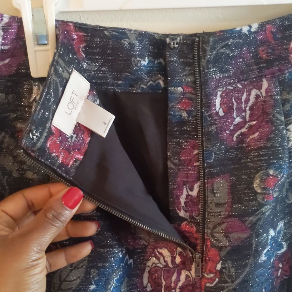 Loft LOFT Outlet Floral Pleated Skirt Size 4 Navy Blue Gold Threading Back Zip Size 27" / US 4 / IT 40 - 4 Thumbnail