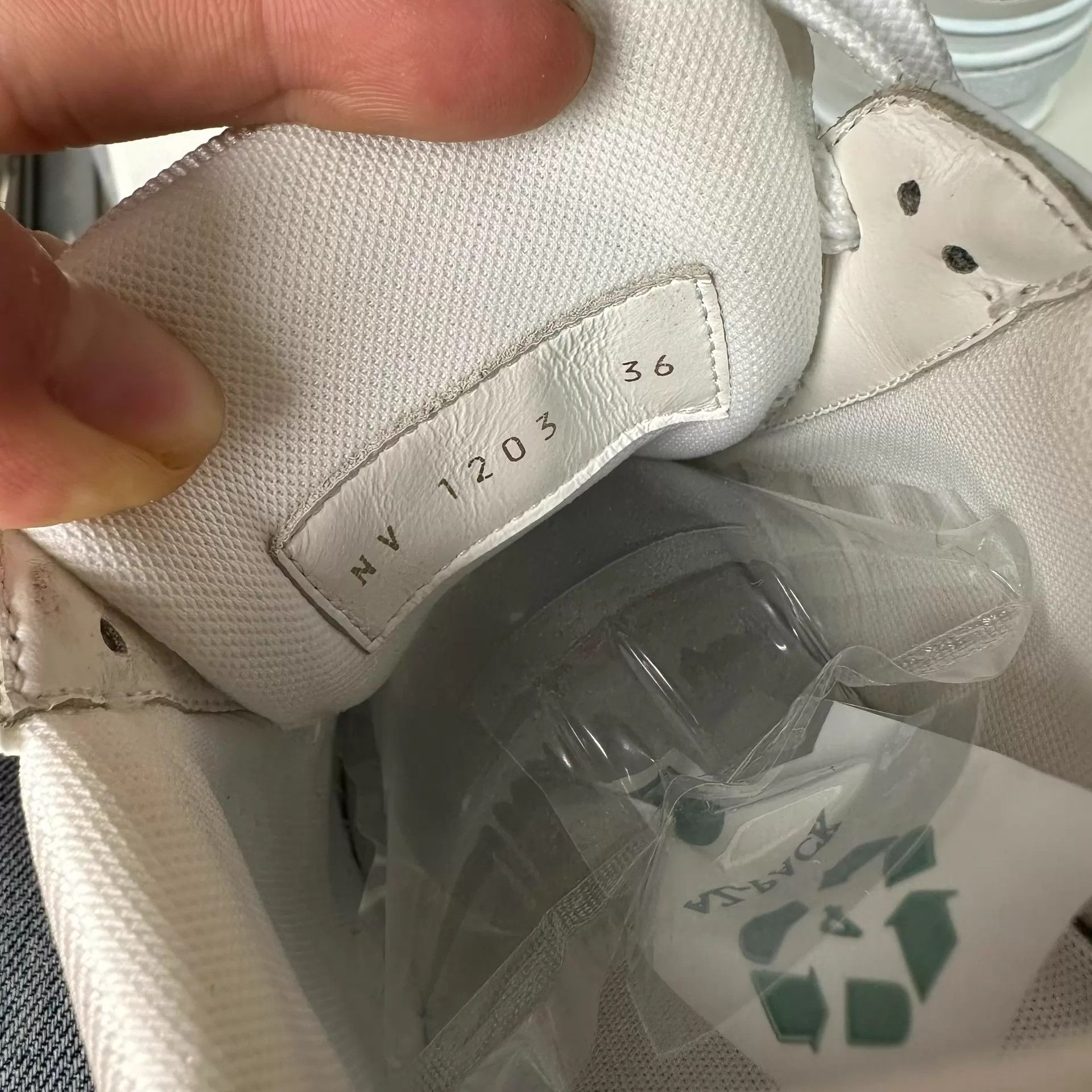 Louis Vuitton LOUIS VUITTON Women's White Leather Lace-Up Trainer Size US 5.5 / IT 35.5 - 8 Thumbnail