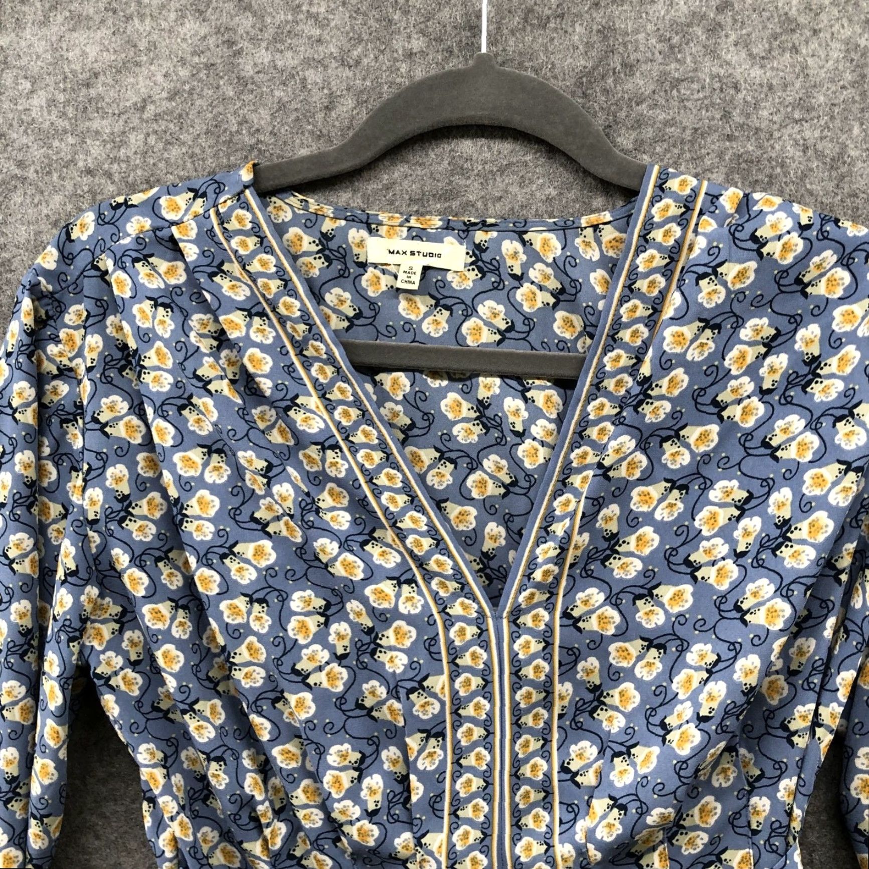 Vintage Max Studio Blouse Womens S Blue Floral Tie Waist V-Neck 3/4 Sleeve Crepe Size S / US 4 / IT 40 - 3 Thumbnail