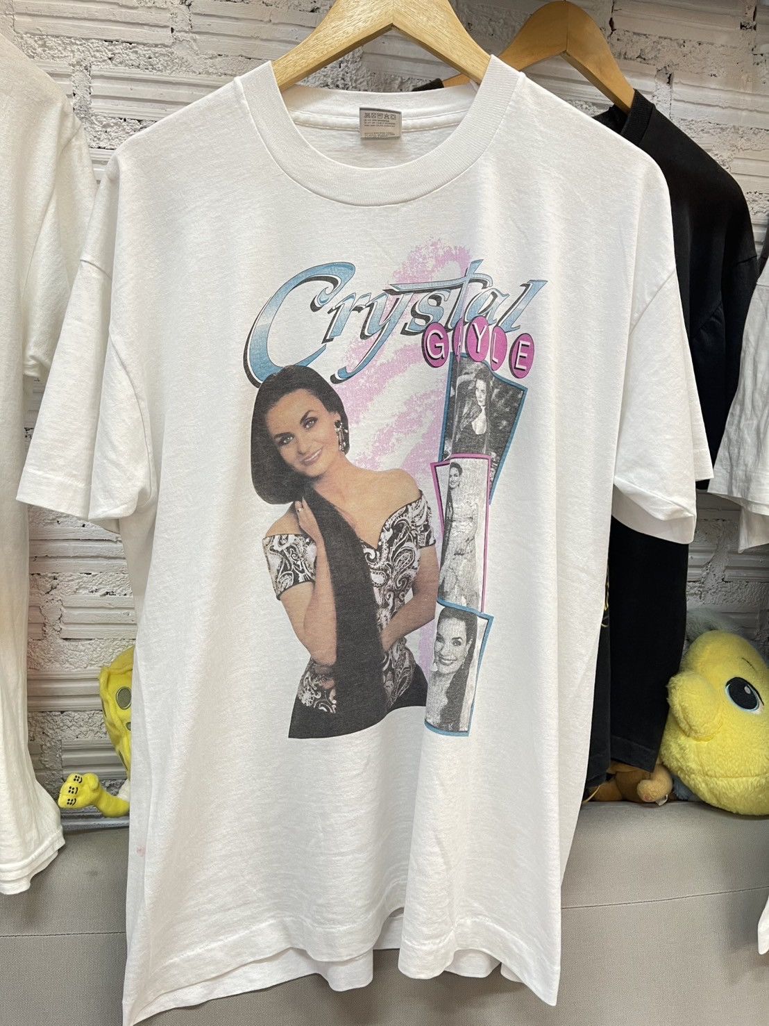 Band Tees Crystal Gayle Vintage T Shirt 90’ Size US XL / EU 56 / 4 - 1 Thumbnail