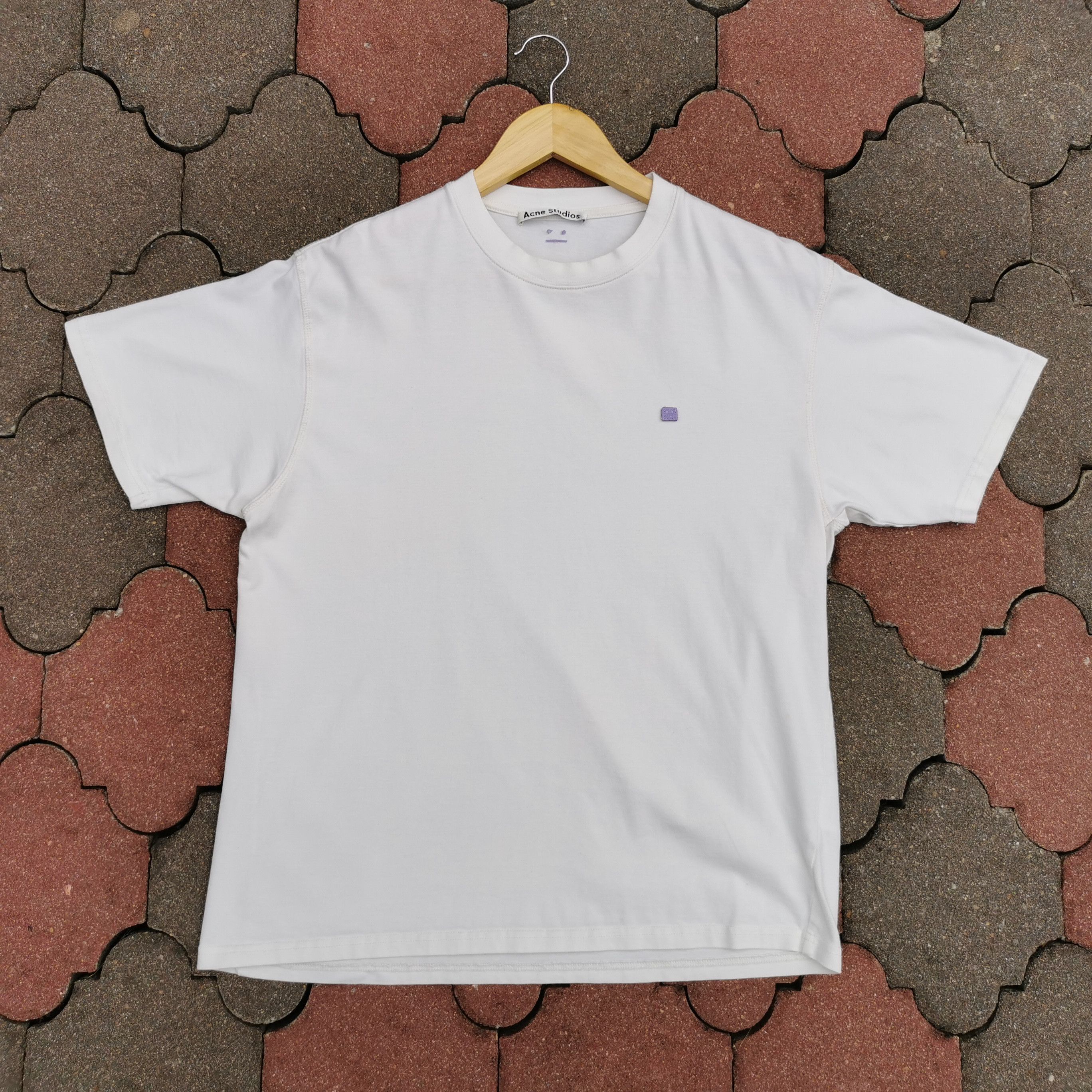 Designer Acne Studios Face Patch Crewneck Boxy Cut T-Shirt Size US S / EU 44-46 / 1 - 1 Thumbnail