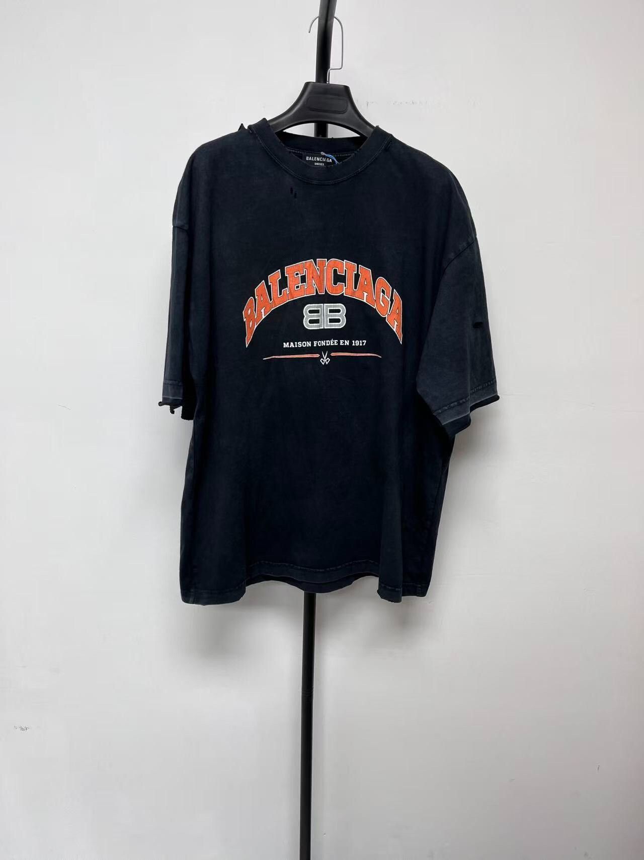 Balenciaga Balenciaga BB Logo Distressed Oversized Crewneck T-Shirt Size US M / EU 48-50 / 2 - 1 Thumbnail