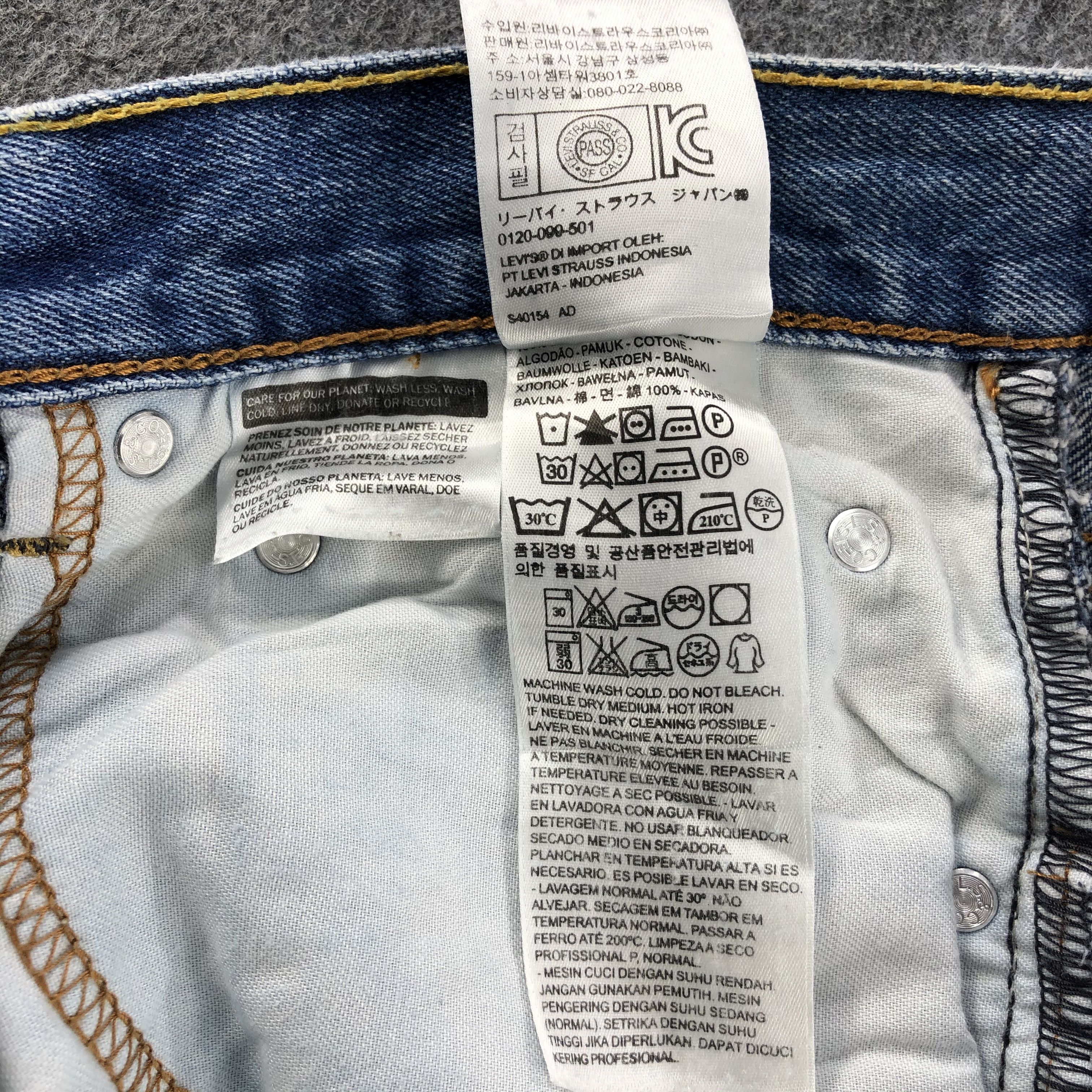 Levi's Vintage Blue Wash Levis 550 Jeans- J1369 Size US 33 - 9 Thumbnail