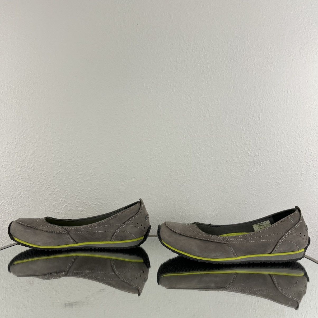 Eddie Bauer EDDIE BAUER Y2K Grey Neon Green Suede Sporty Slip On Flats Size US 7 / IT 37 - 10 Thumbnail