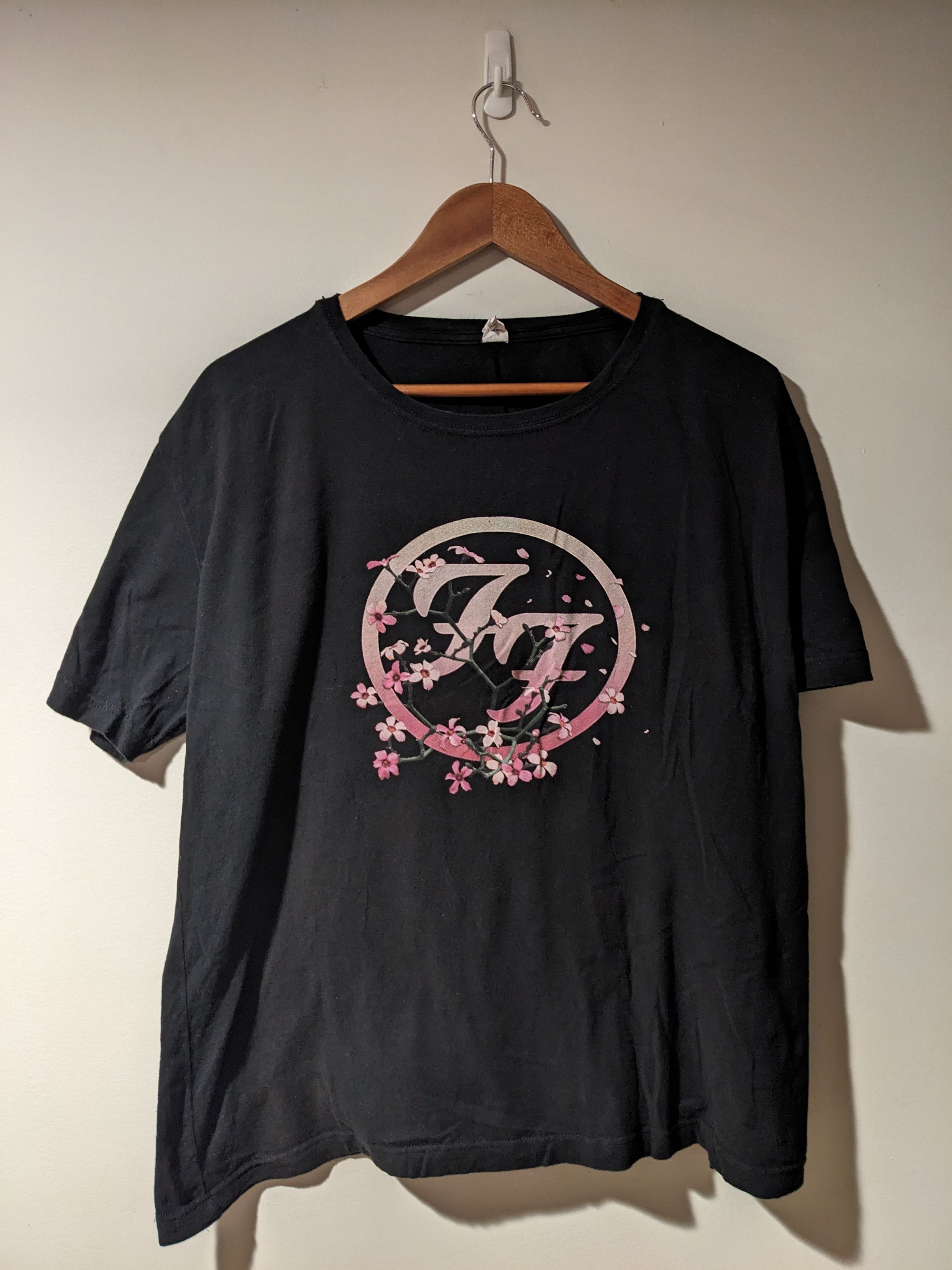 Band Tees × Vintage Vintage 2010's Foo Fighters Flower Band Logo Woman T-Shirt Size XXL / US 16-18 / IT 52-54 - 1 Thumbnail
