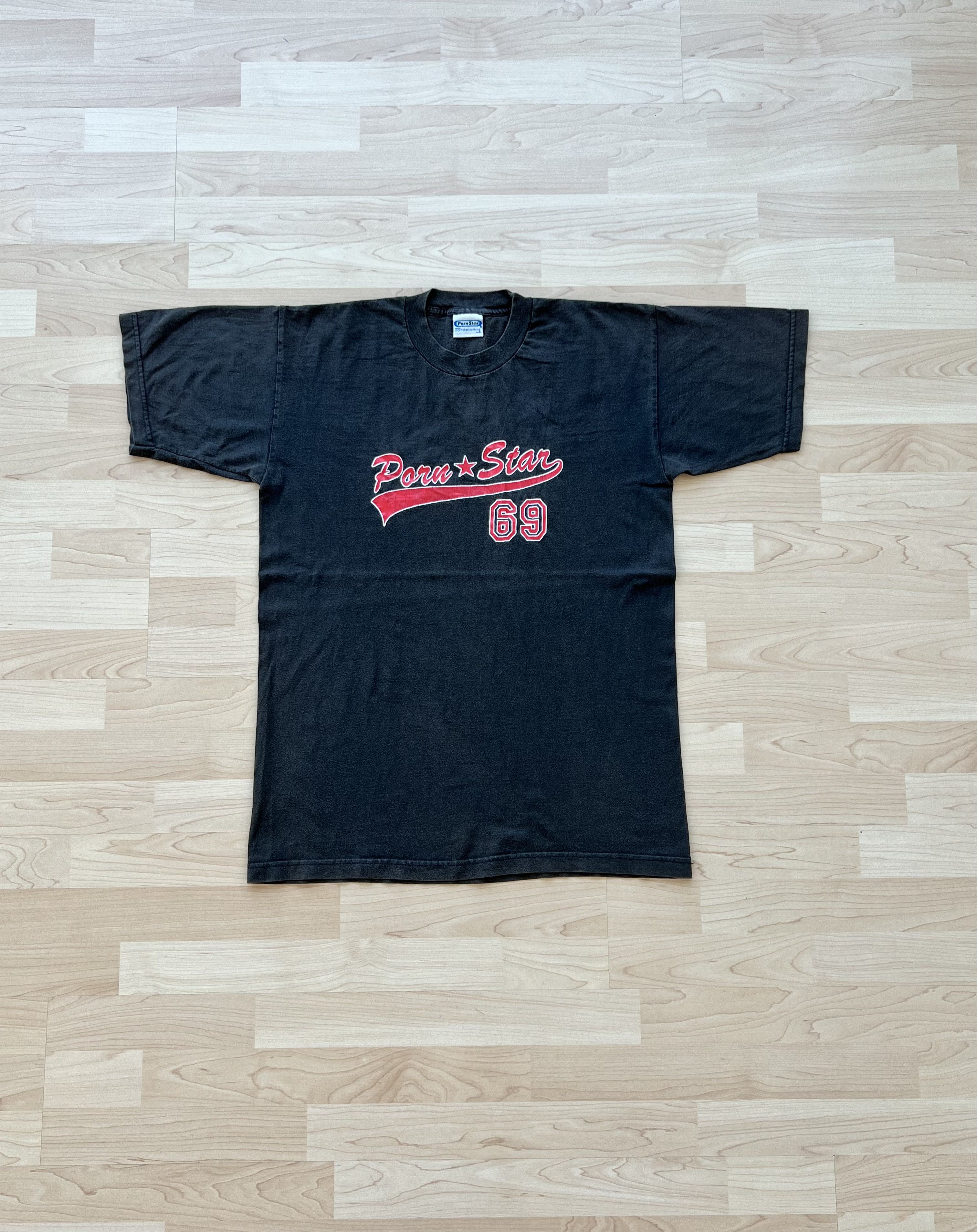 Vintage Vintage Pornstar 69 Navy Y2K T-Shirt Size US L / EU 52-54 / 3 - 1 Thumbnail
