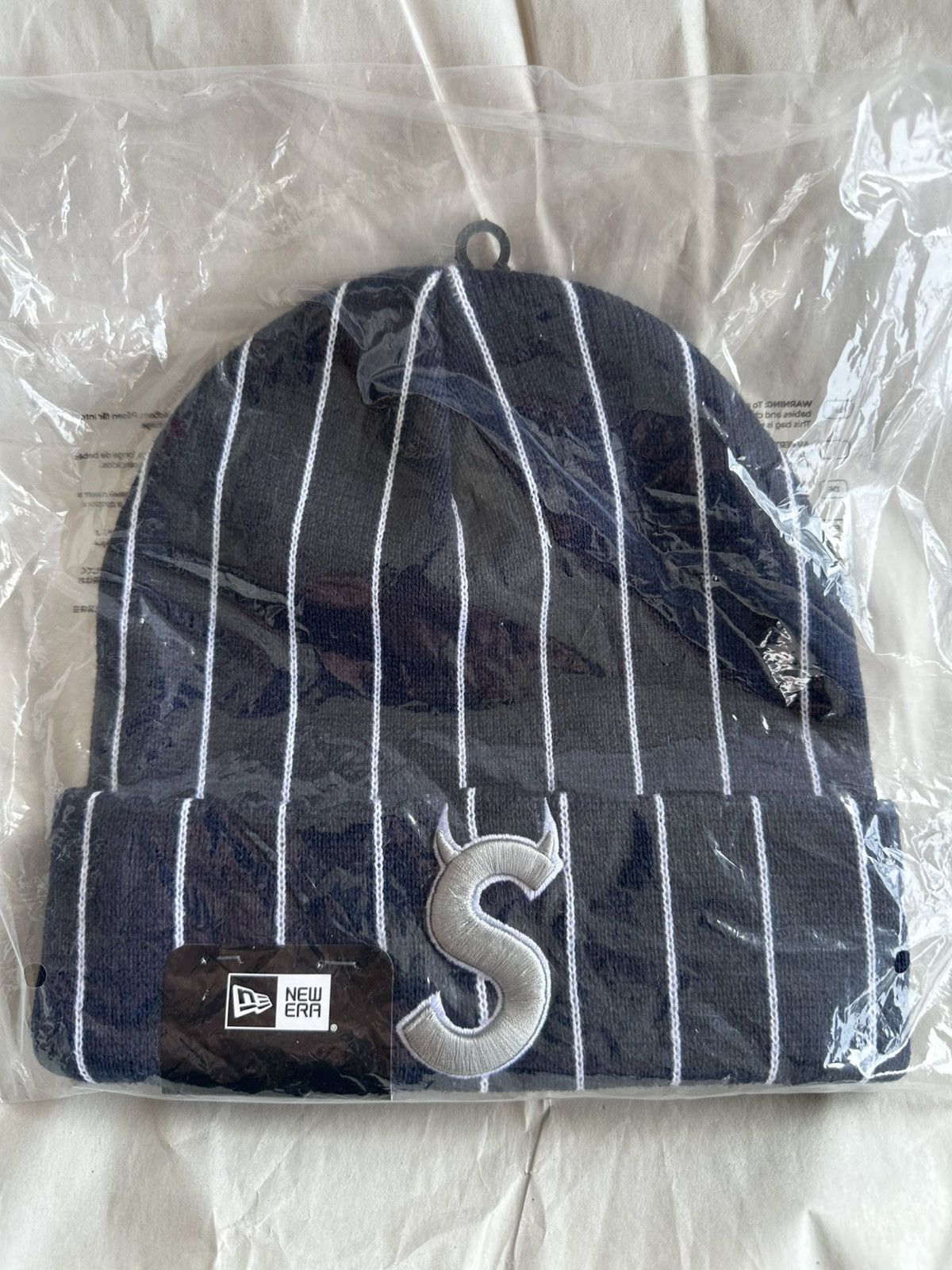 Supreme New Era Devil S logo Beanie Stripe